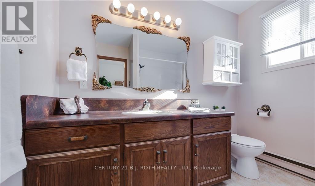 787 Innisfil Beach Road, Innisfil, ON - Indoor Photo Showing Bathroom