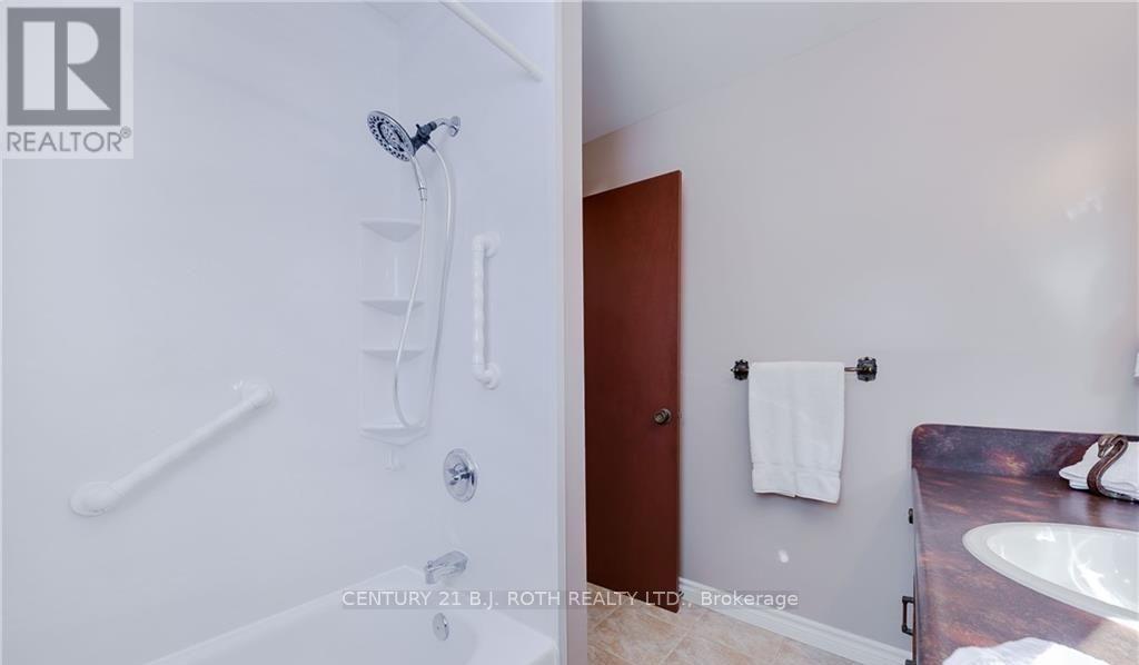 787 Innisfil Beach Road, Innisfil, ON - Indoor Photo Showing Bathroom
