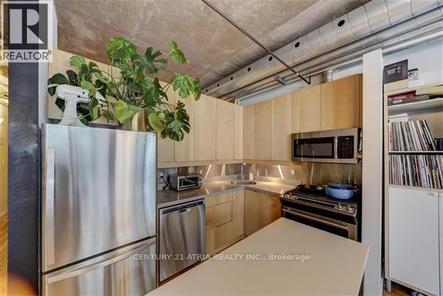202 - 32 Stewart Street, Toronto, ON - Indoor Photo Showing Kitchen
