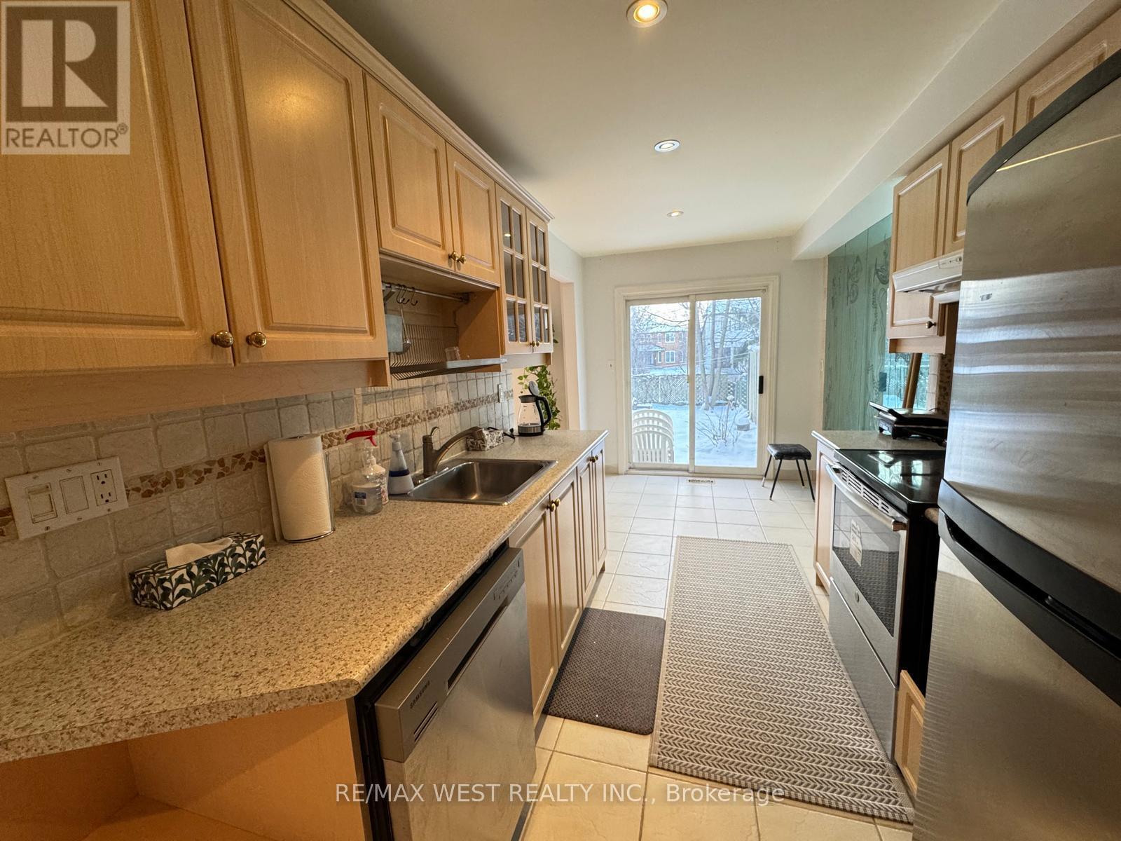51 Michael Drive, Richmond Hill, ON - Indoor Photo Showing Kitchen