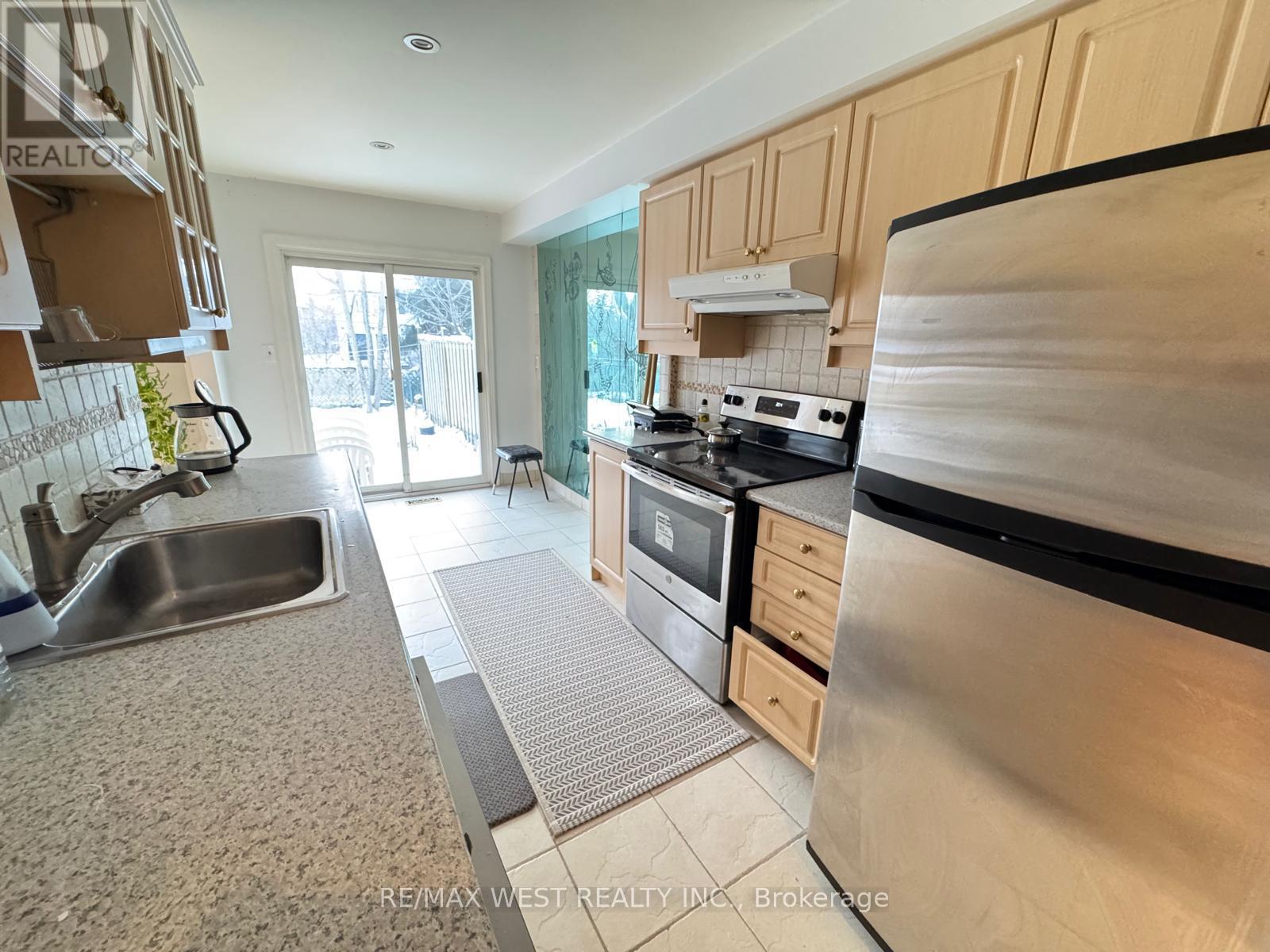 51 Michael Drive, Richmond Hill, ON - Indoor Photo Showing Kitchen