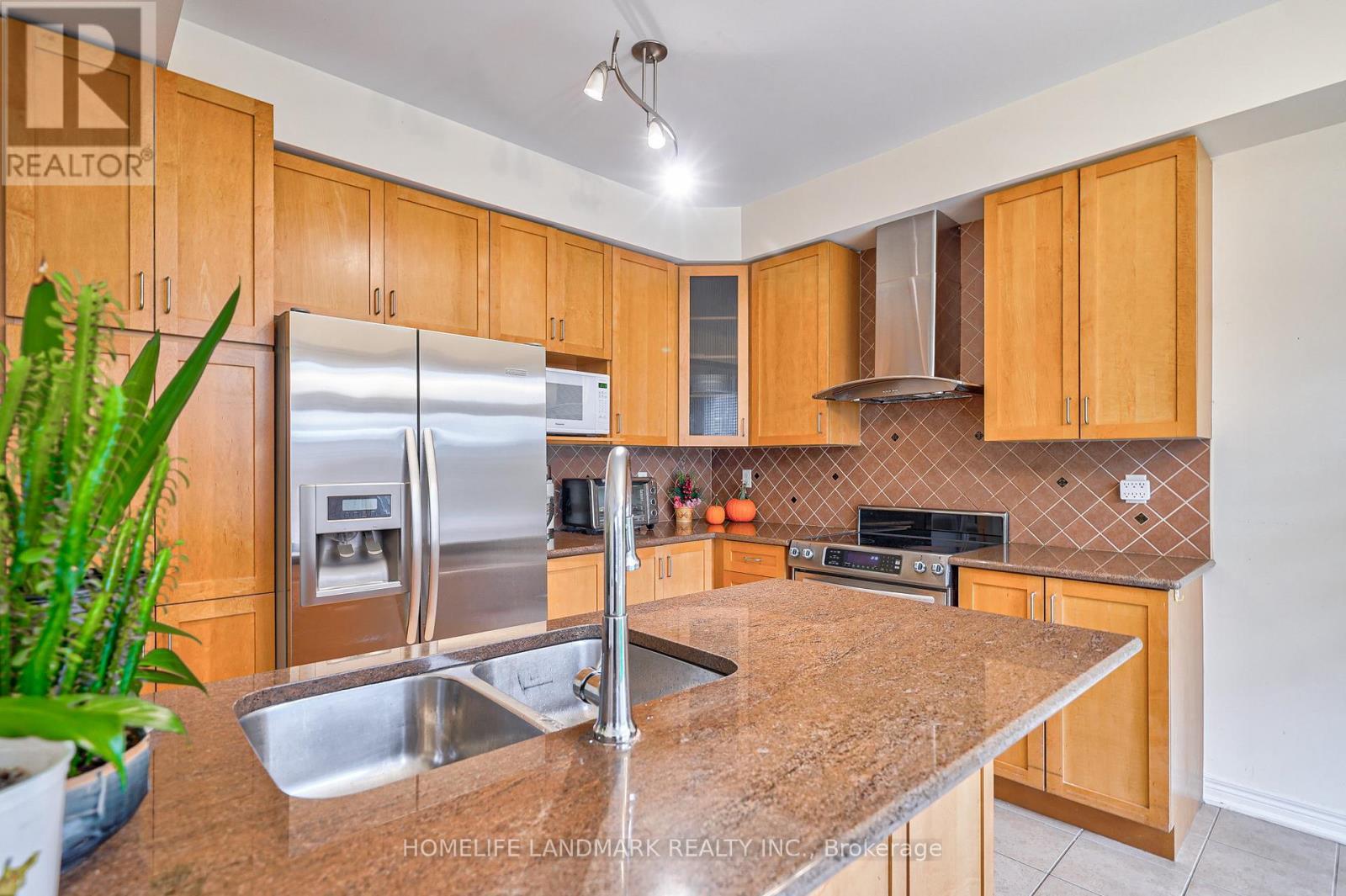 83 Hawksbury Road, Markham, ON - Indoor Photo Showing Kitchen With Double Sink With Upgraded Kitchen