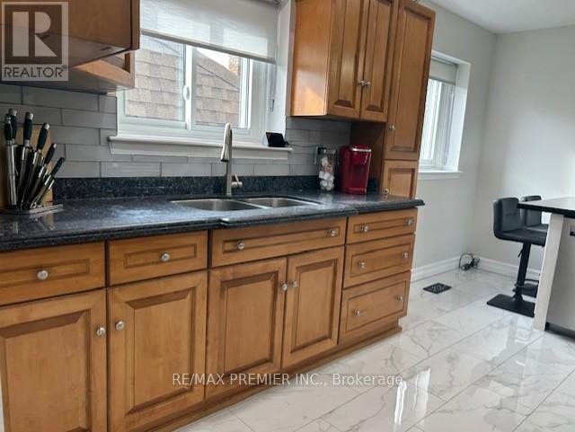 235 Louis Drive, Mississauga, ON - Indoor Photo Showing Kitchen With Double Sink