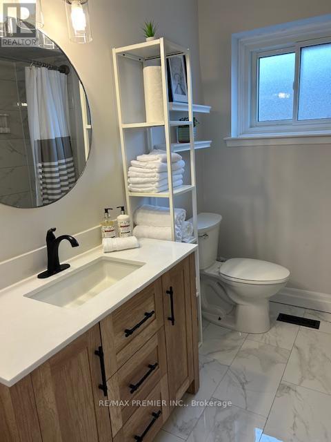 235 Louis Drive, Mississauga, ON - Indoor Photo Showing Bathroom