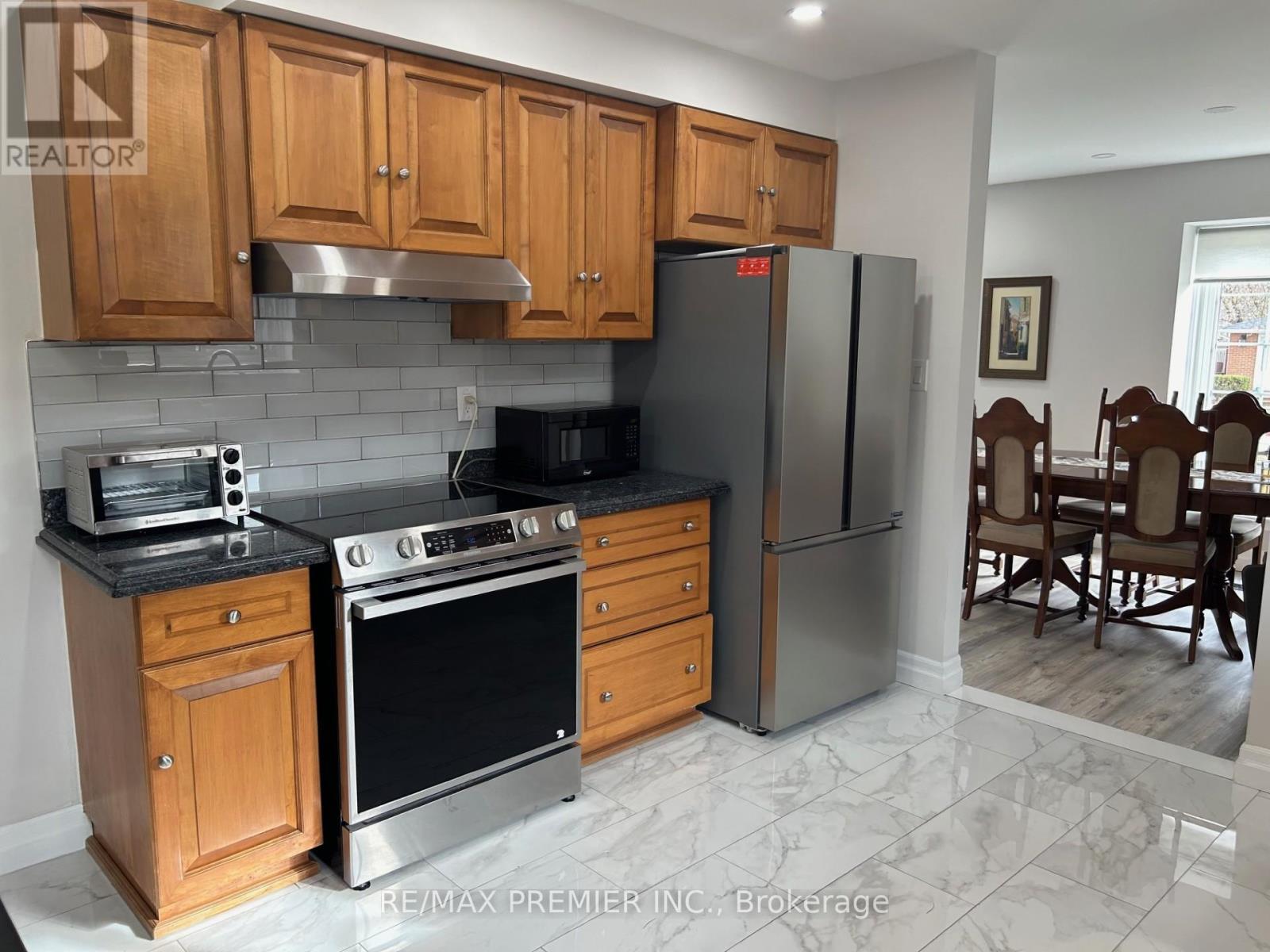 235 Louis Drive, Mississauga, ON - Indoor Photo Showing Kitchen
