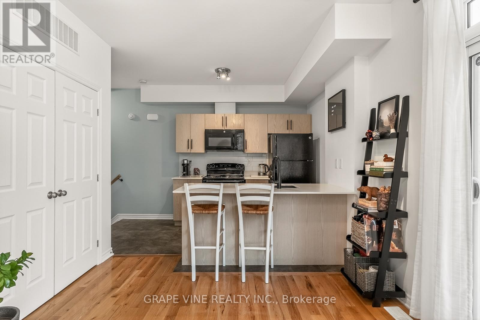 D - 310 Everest Private, Ottawa, ON - Indoor Photo Showing Kitchen