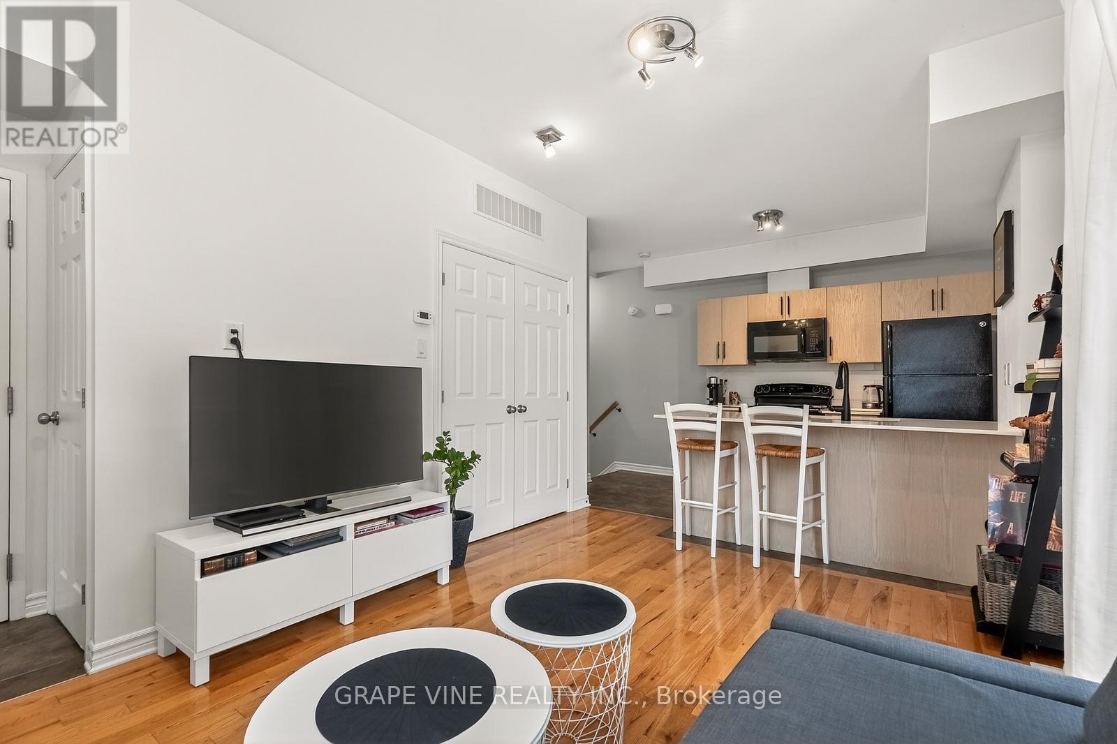 D - 310 Everest Private, Ottawa, ON - Indoor