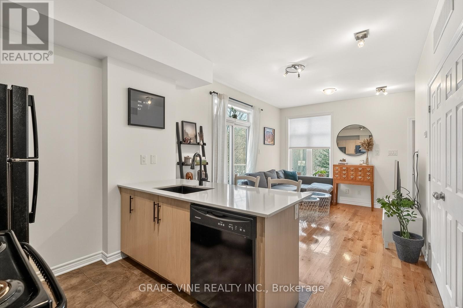 D - 310 Everest Private, Ottawa, ON - Indoor Photo Showing Kitchen