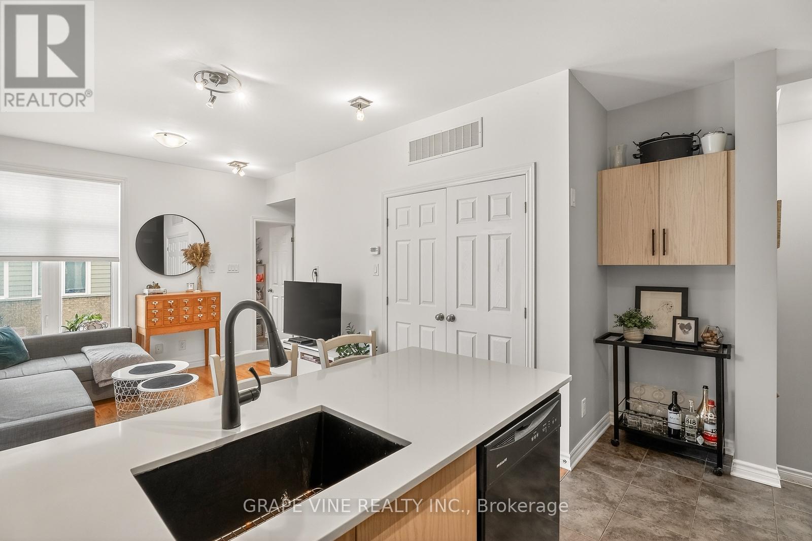 D - 310 Everest Private, Ottawa, ON - Indoor Photo Showing Kitchen