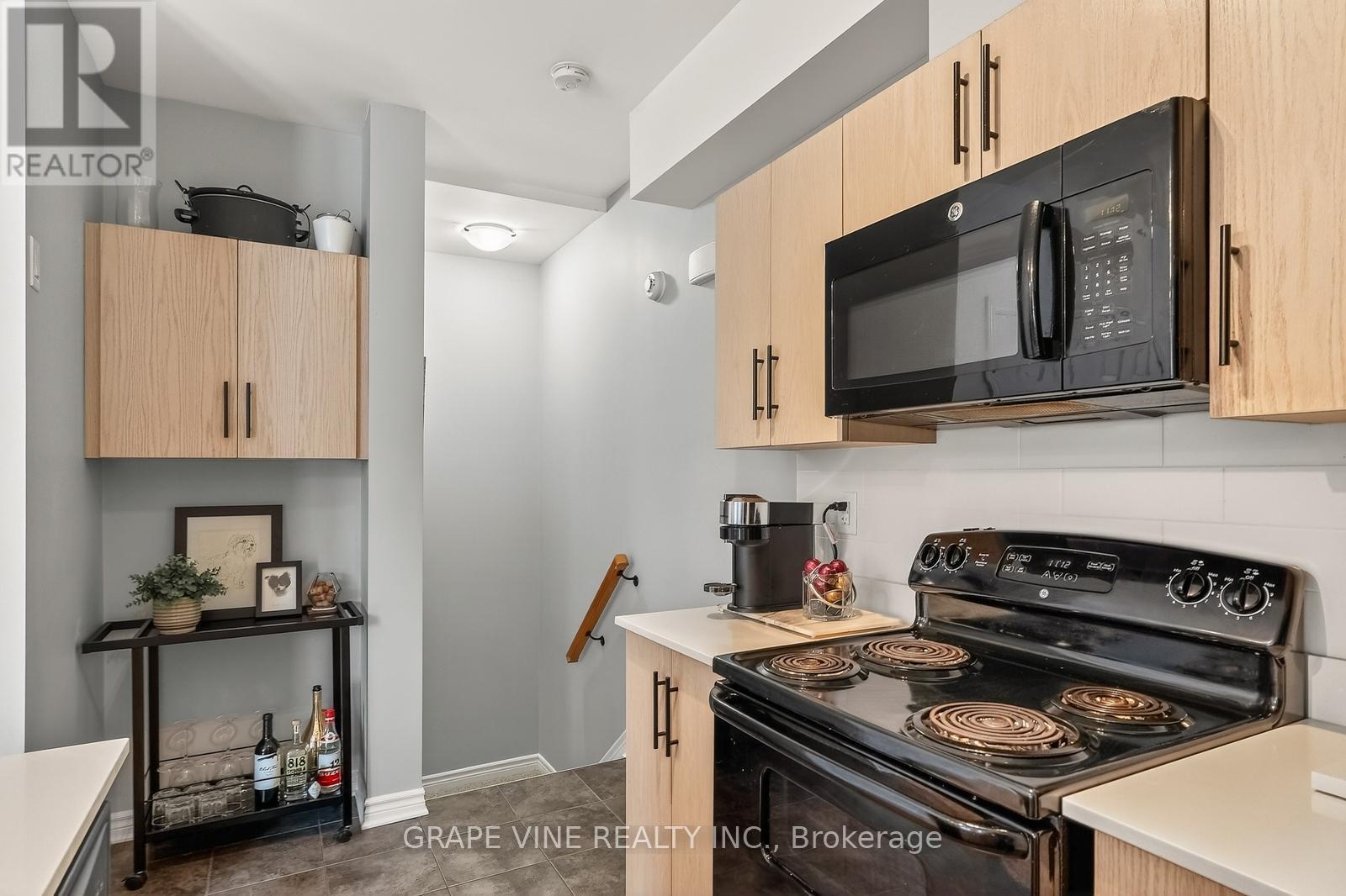D - 310 Everest Private, Ottawa, ON - Indoor Photo Showing Kitchen
