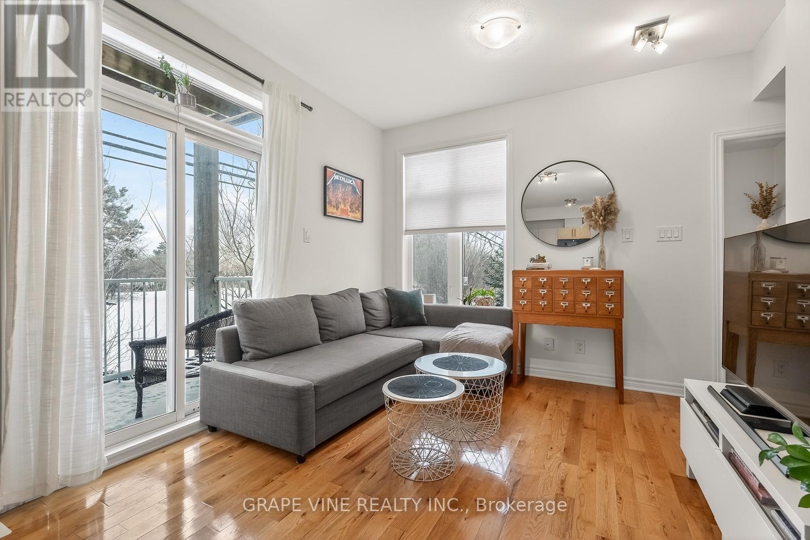 D - 310 Everest Private, Ottawa, ON - Indoor Photo Showing Living Room