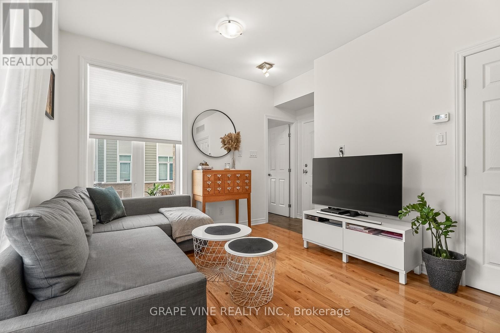 D - 310 Everest Private, Ottawa, ON - Indoor Photo Showing Living Room
