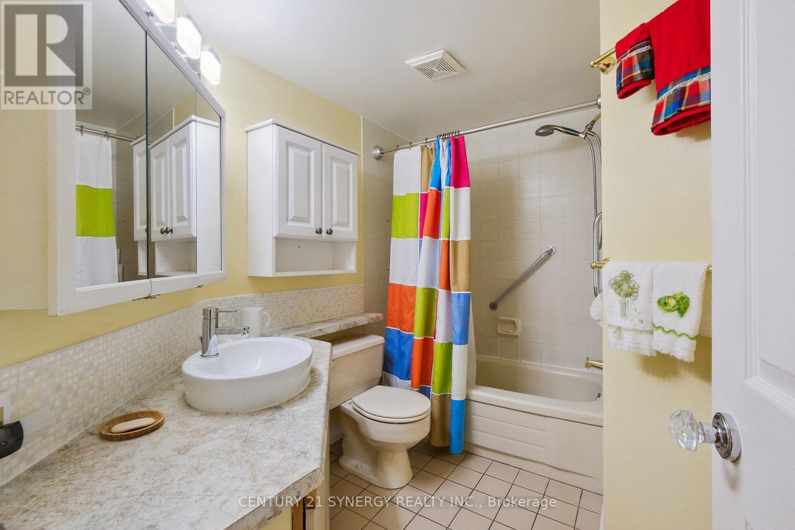 Full bathroom right off of the foyer - 104 - 295 Gilmour Street, Ottawa, ON - Indoor Photo Showing Bathroom