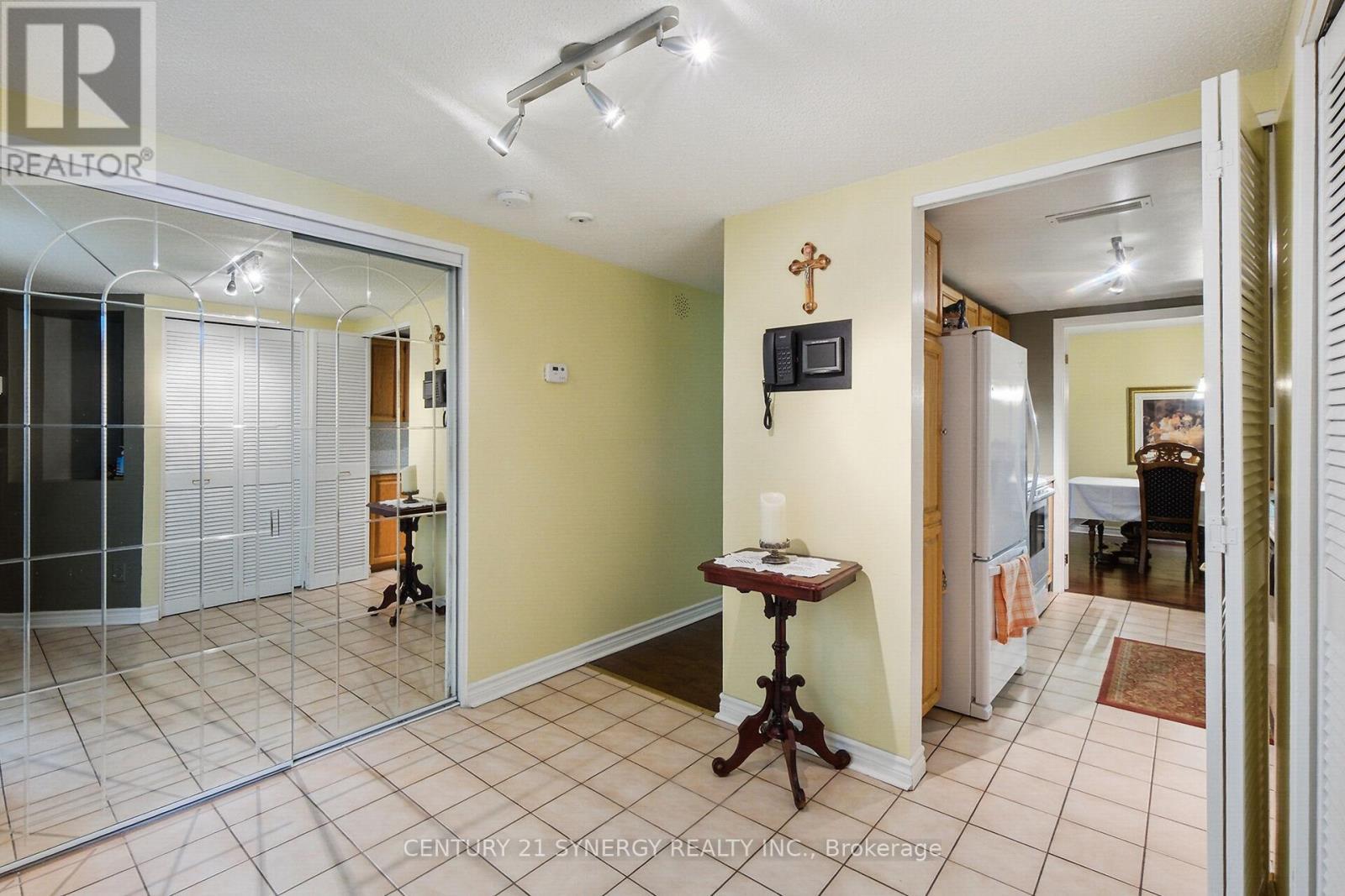 A large welcoming Foyer - 104 - 295 Gilmour Street, Ottawa, ON - Indoor Photo Showing Other Room