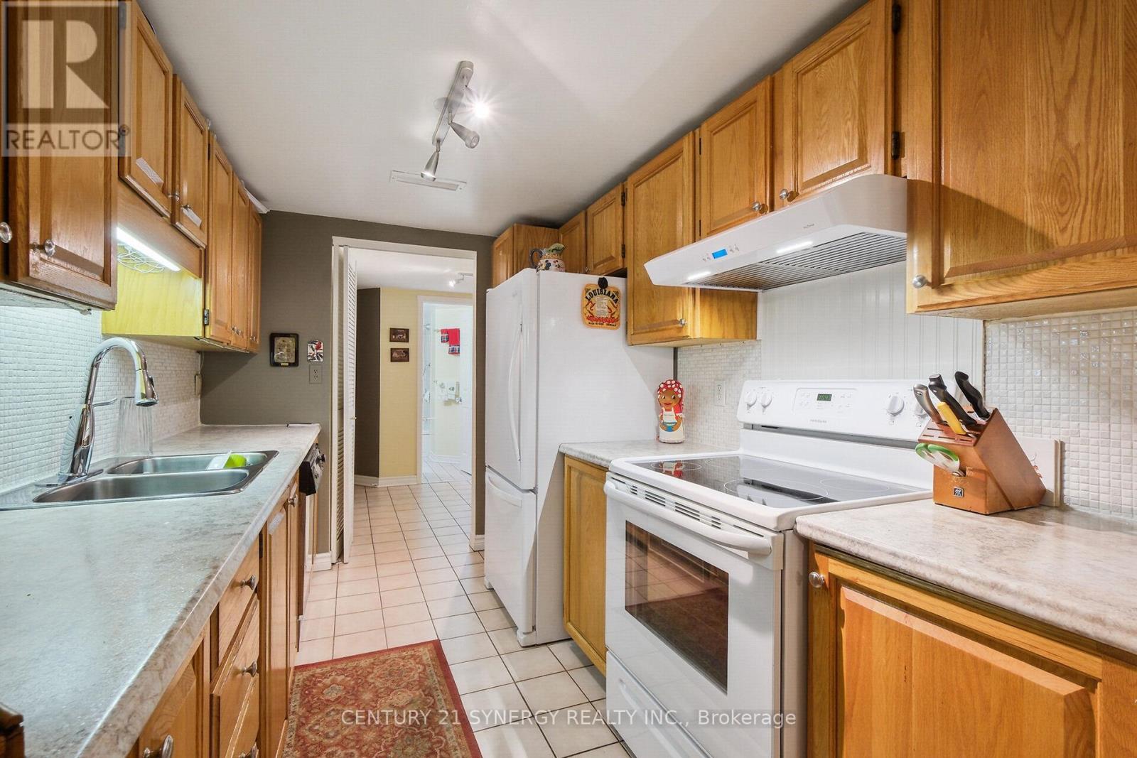 Ceramic floor in the foyer and kitchen - 104 - 295 Gilmour Street, Ottawa, ON - Indoor Photo Showing Kitchen With Double Sink
