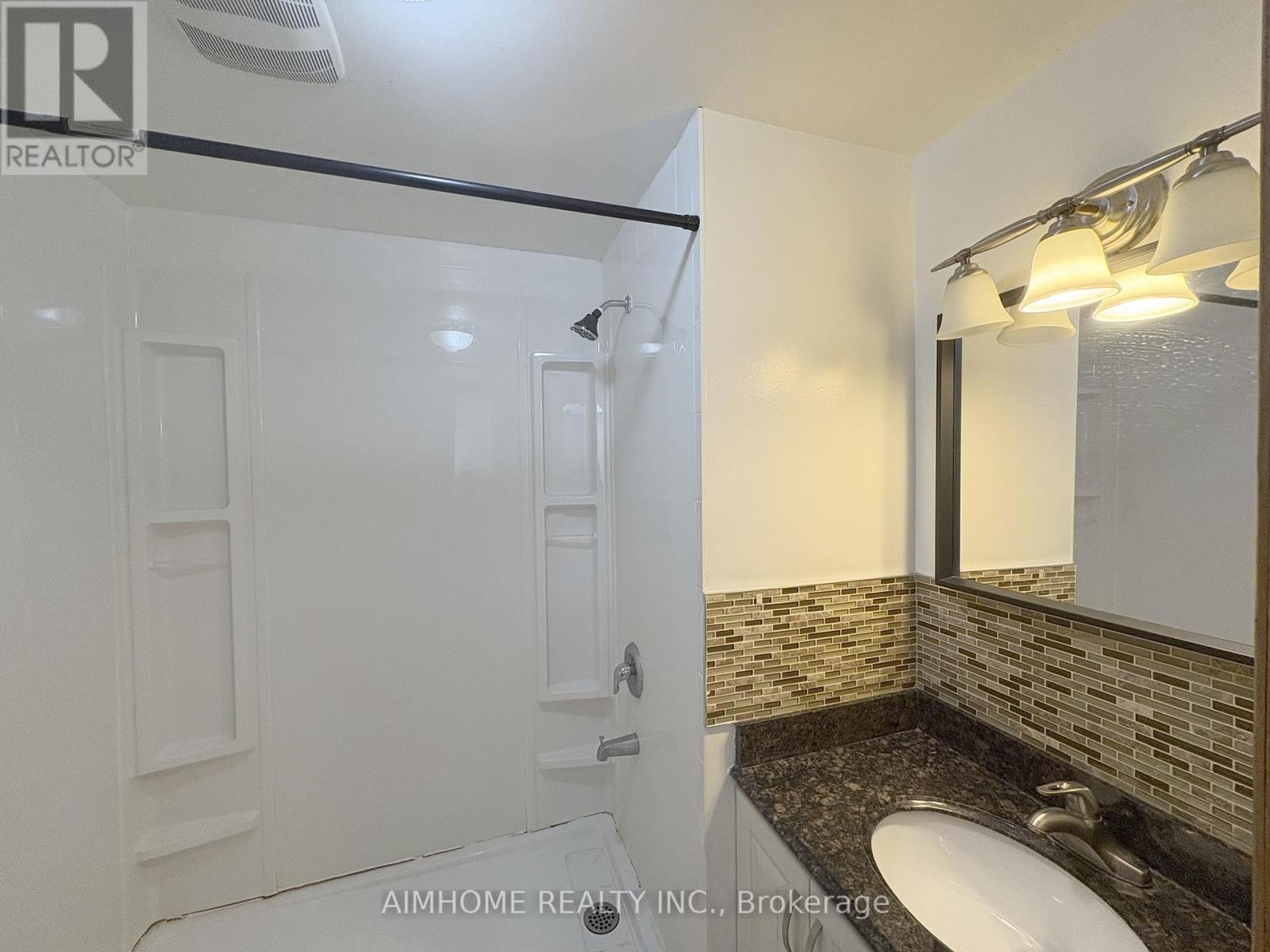 28 - 15 Huntingwood Drive, Toronto, ON - Indoor Photo Showing Bathroom