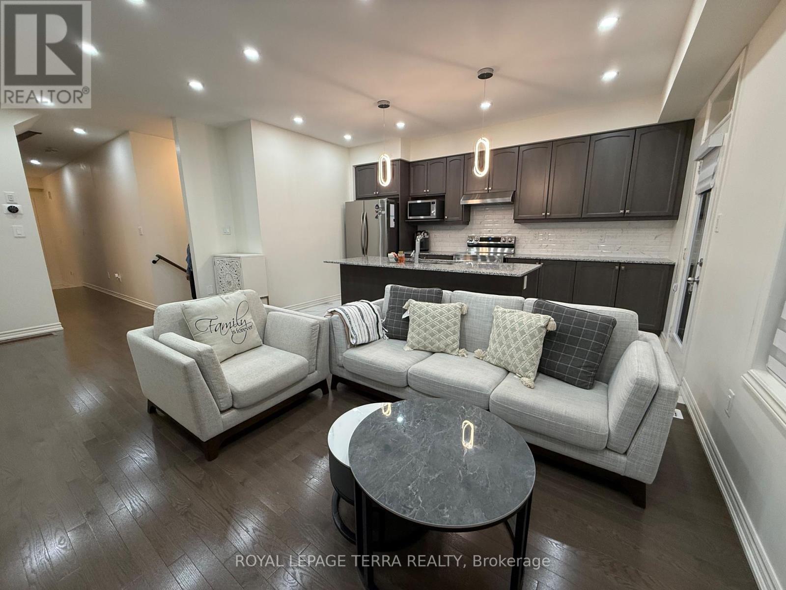 70 Fruitful Crescent, Whitby, ON - Indoor Photo Showing Living Room