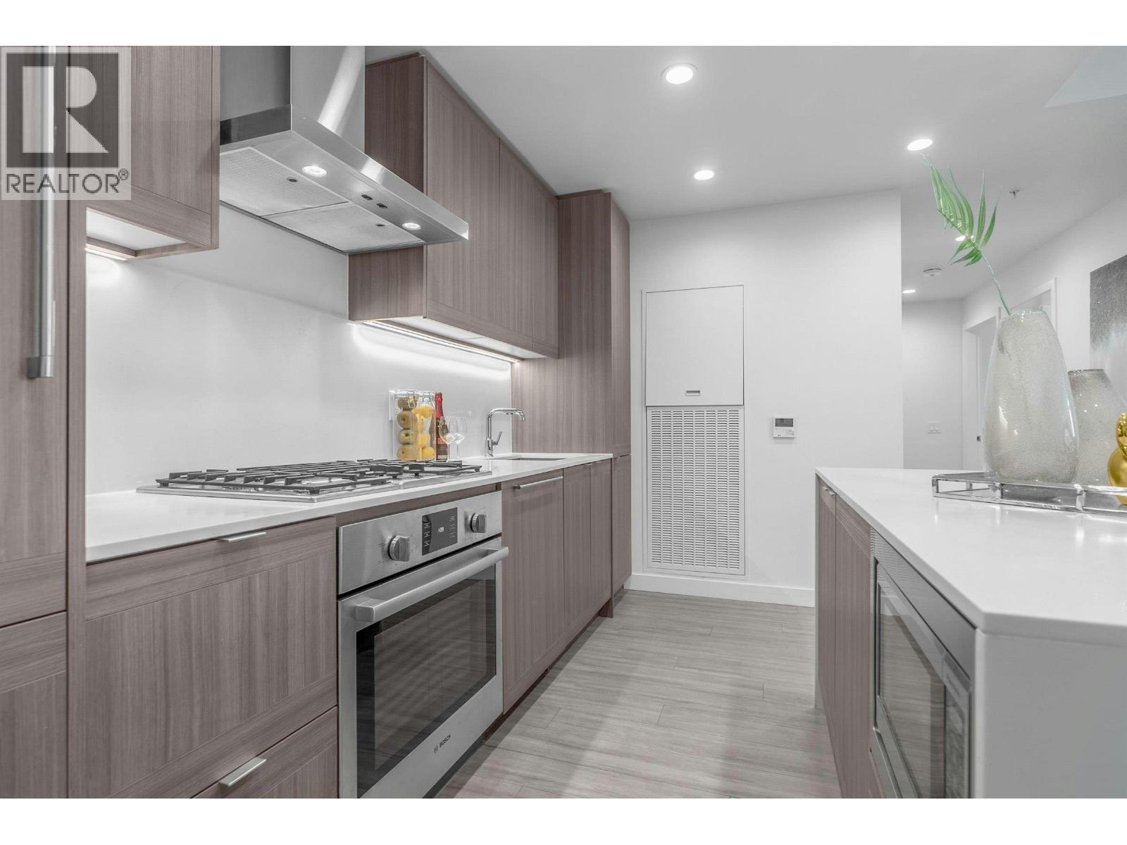 2Xxx 2311 Beta Avenue, Burnaby, BC - Indoor Photo Showing Kitchen With Upgraded Kitchen