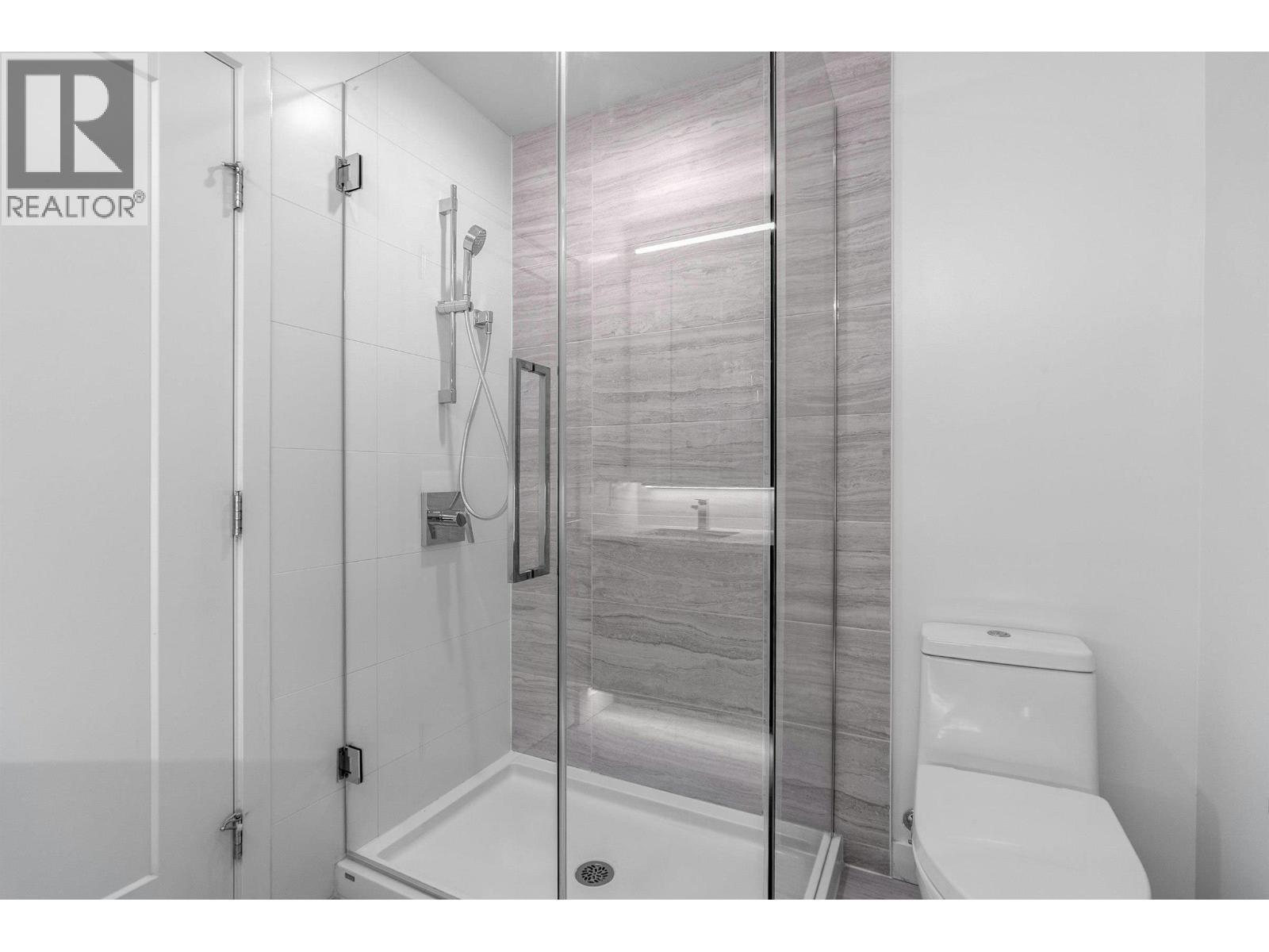 2Xxx 2311 Beta Avenue, Burnaby, BC - Indoor Photo Showing Bathroom