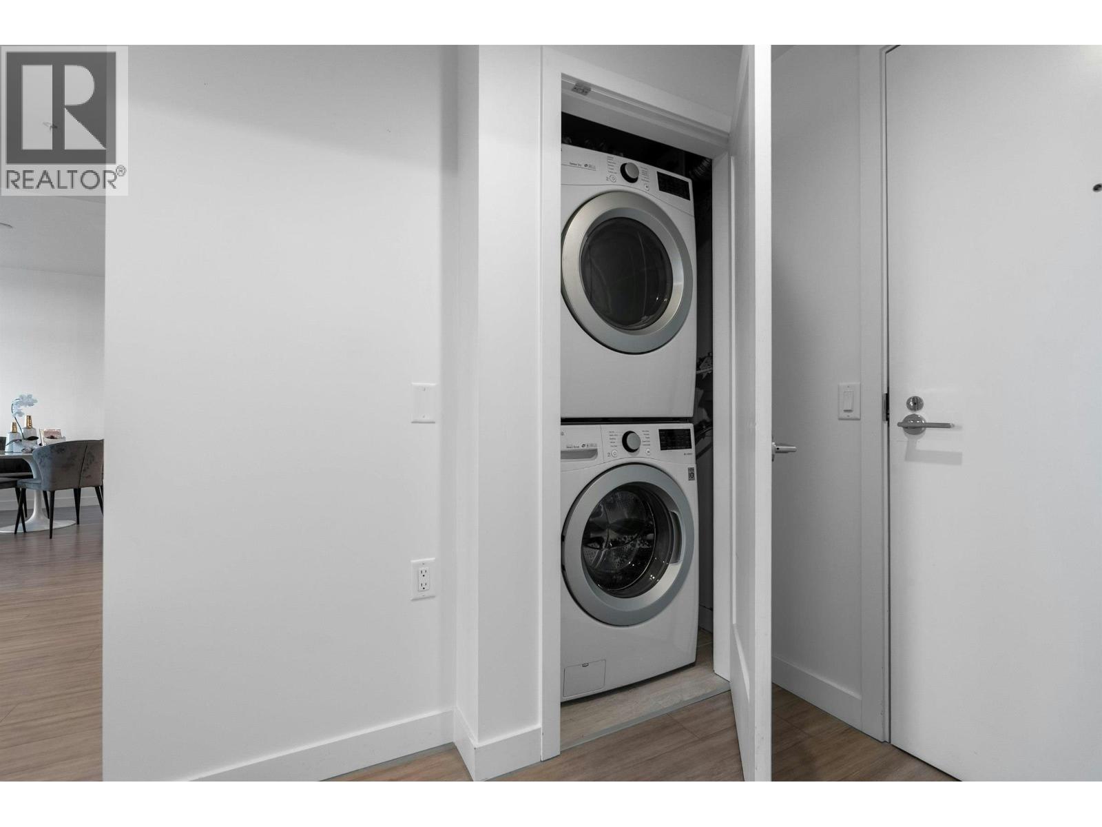 2Xxx 2311 Beta Avenue, Burnaby, BC - Indoor Photo Showing Laundry Room