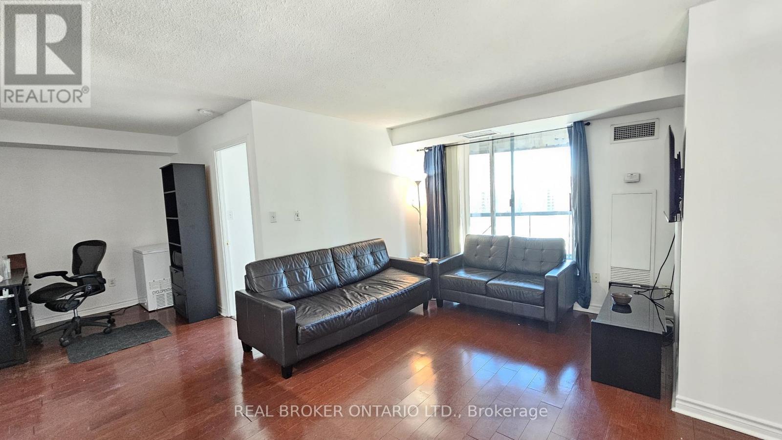 1516 - 7 Lorraine Drive, Toronto, ON - Indoor Photo Showing Living Room