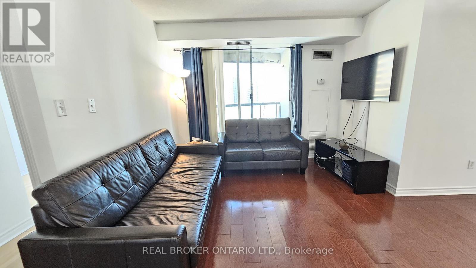 1516 - 7 Lorraine Drive, Toronto, ON - Indoor Photo Showing Living Room