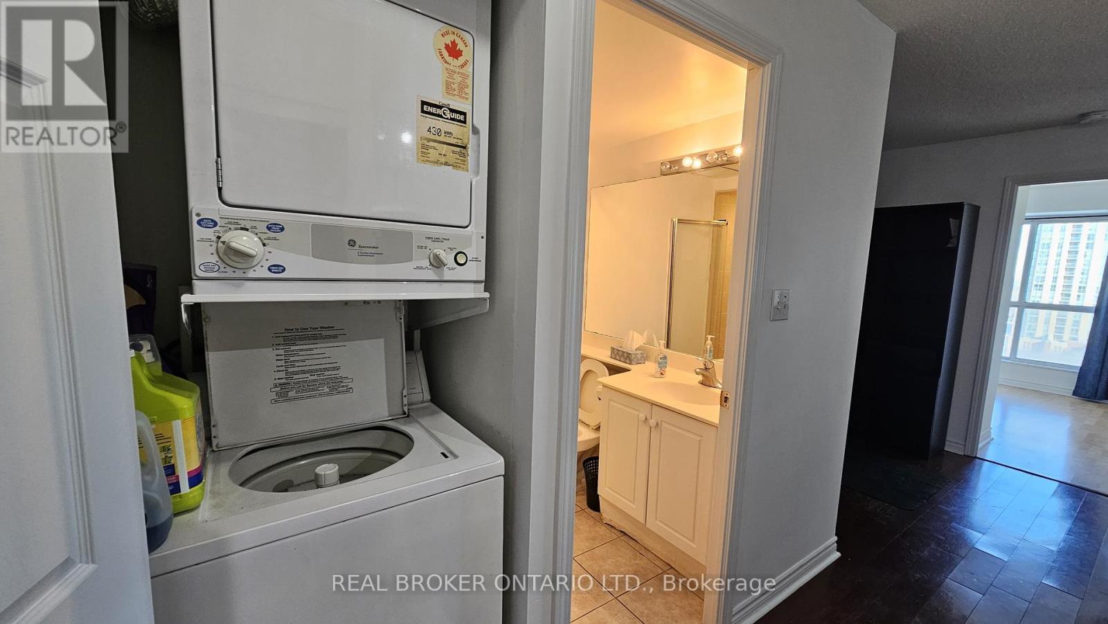 1516 - 7 Lorraine Drive, Toronto, ON - Indoor Photo Showing Laundry Room