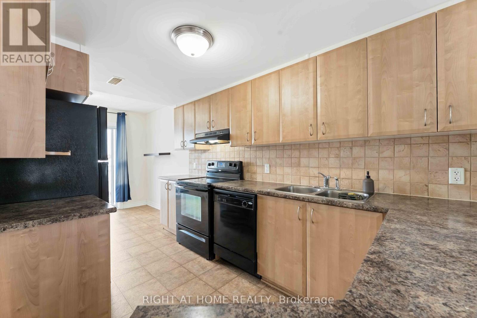B - 574 Chapman Mills Drive, Ottawa, ON - Indoor Photo Showing Kitchen With Double Sink