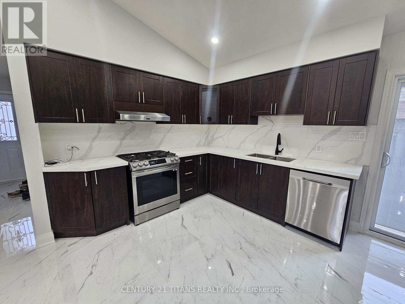 Main Floor - 1959 Dalhousie Crescent, Oshawa, ON - Indoor Photo Showing Kitchen With Stainless Steel Kitchen With Double Sink With Upgraded Kitchen