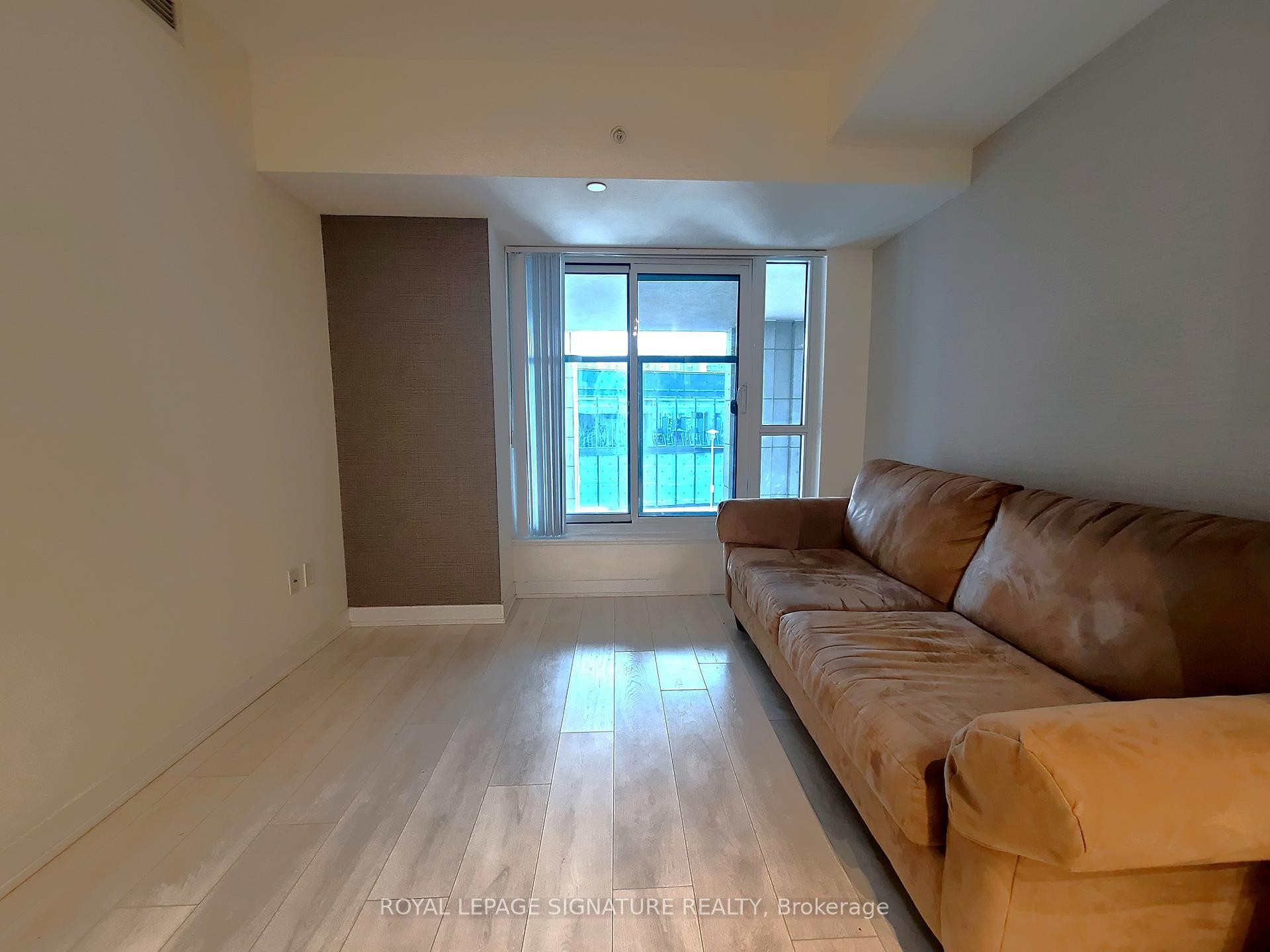 237-31 Tippett Road, Toronto, ON - Indoor Photo Showing Living Room