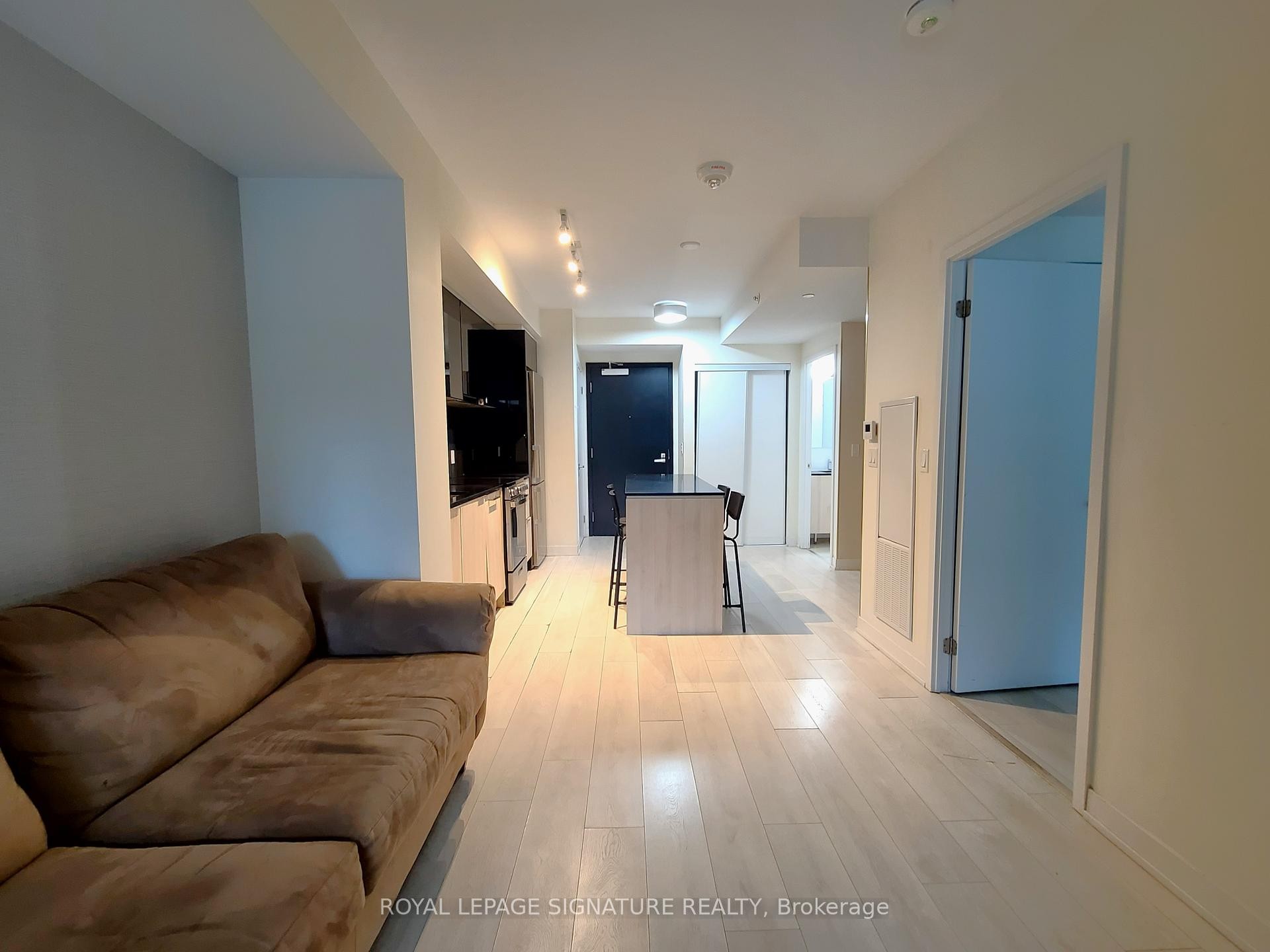 237-31 Tippett Road, Toronto, ON - Indoor Photo Showing Living Room