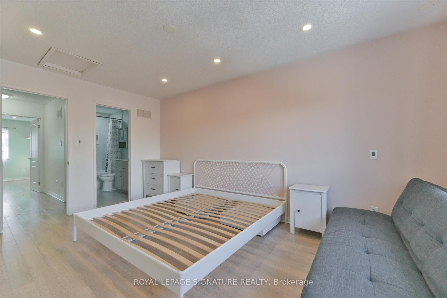 11-435 Hensal Circle, Mississauga, ON - Indoor Photo Showing Bedroom