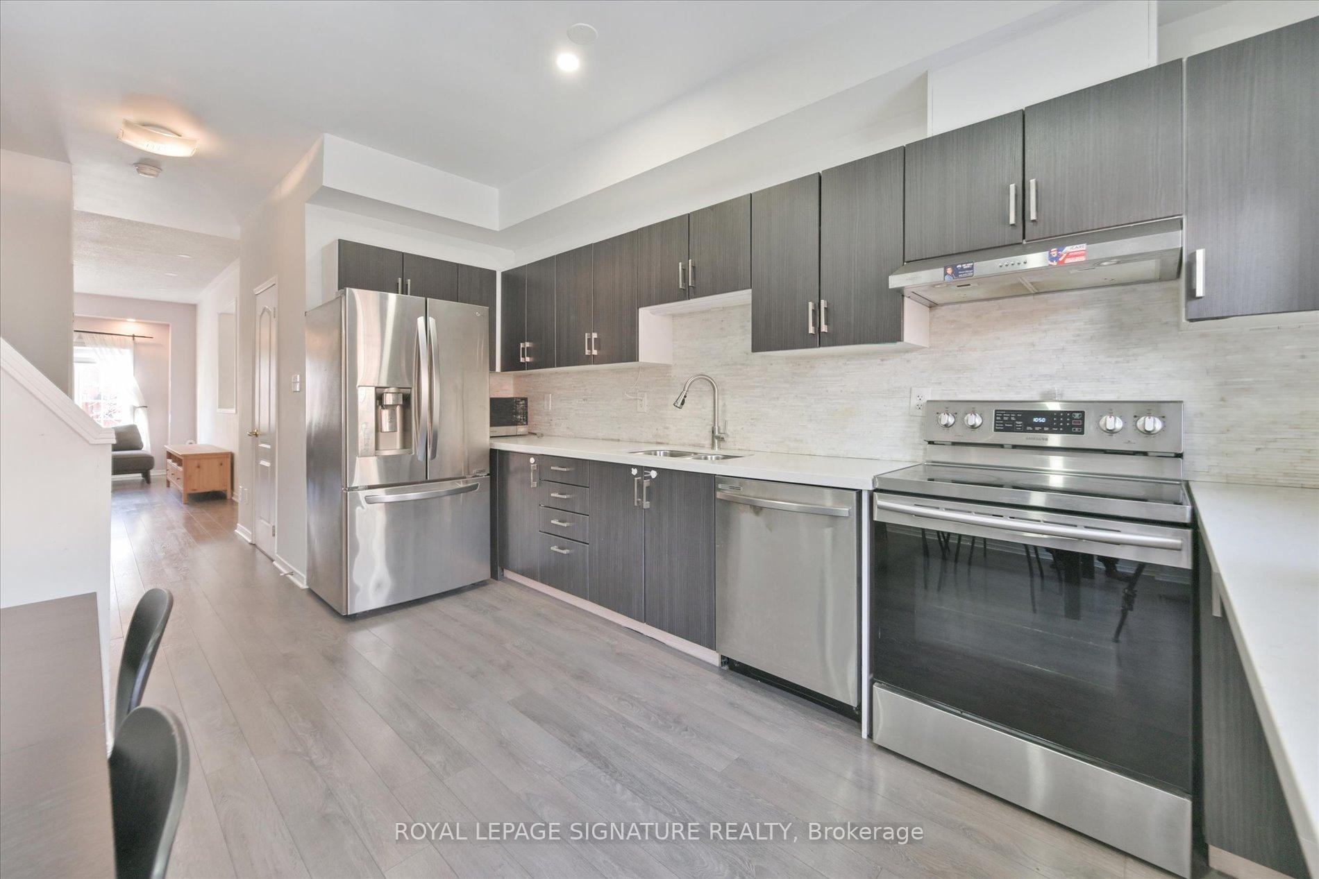11-435 Hensal Circle, Mississauga, ON - Indoor Photo Showing Kitchen With Stainless Steel Kitchen With Upgraded Kitchen