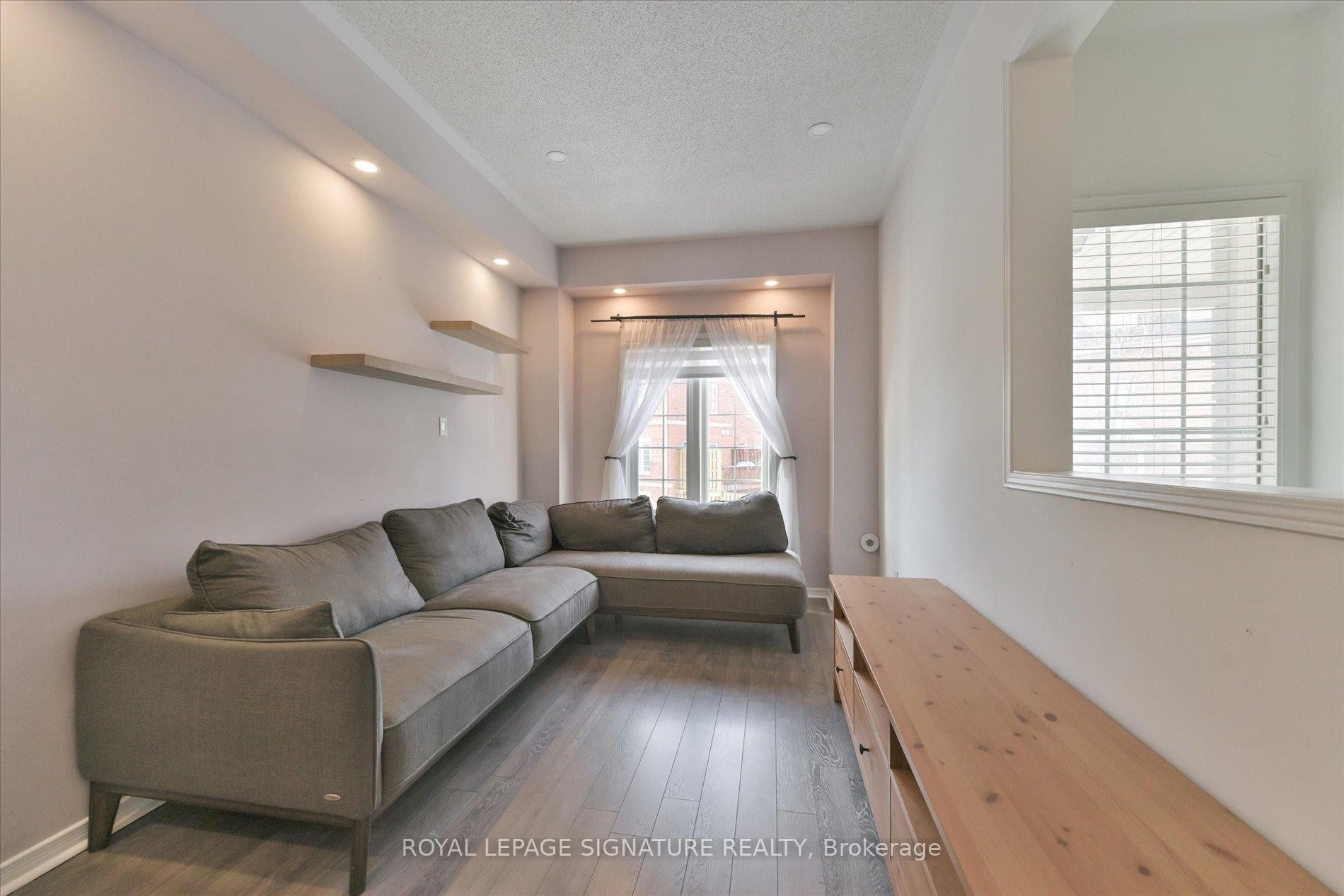11-435 Hensal Circle, Mississauga, ON - Indoor Photo Showing Living Room