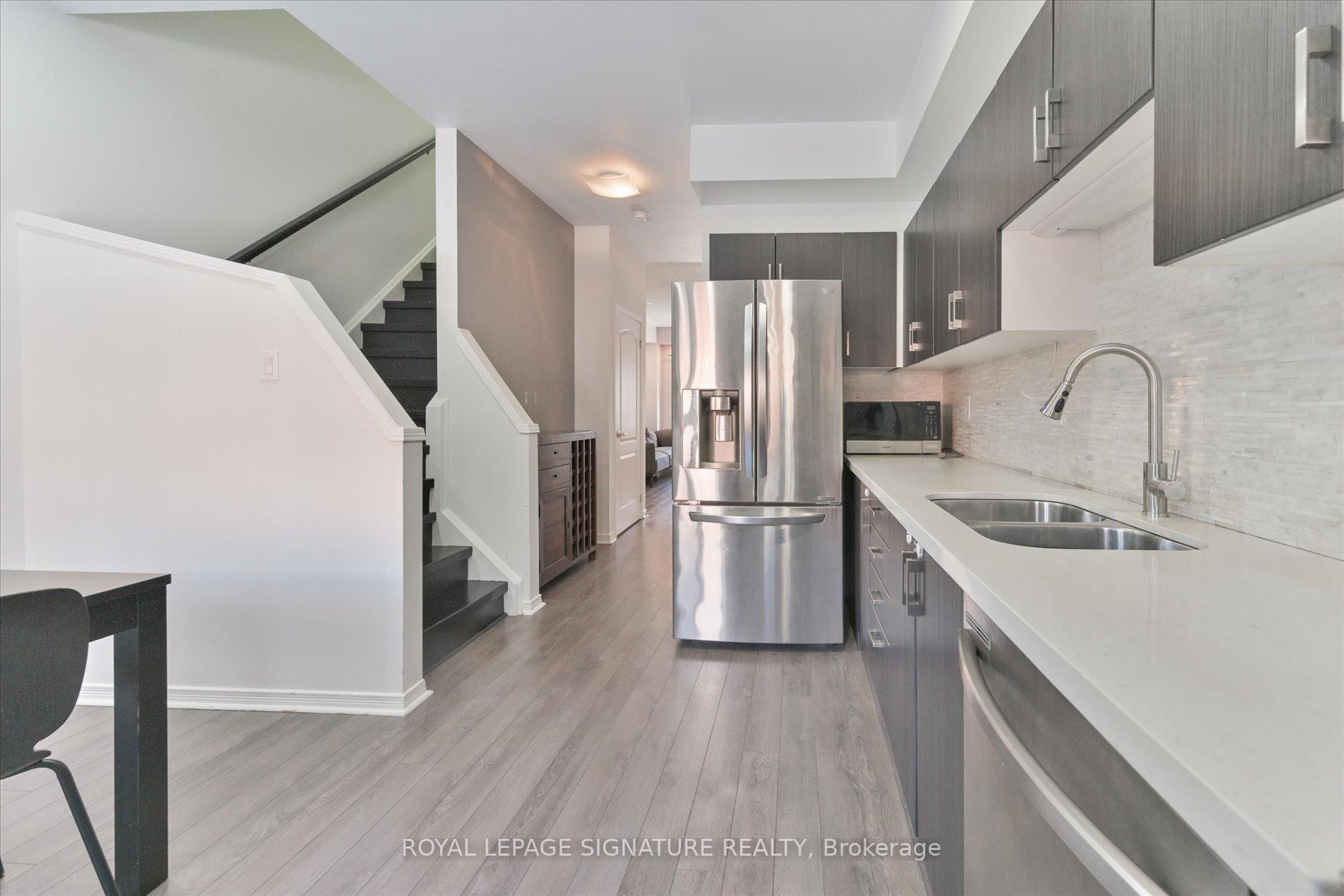 11-435 Hensal Circle, Mississauga, ON - Indoor Photo Showing Kitchen With Stainless Steel Kitchen With Double Sink With Upgraded Kitchen