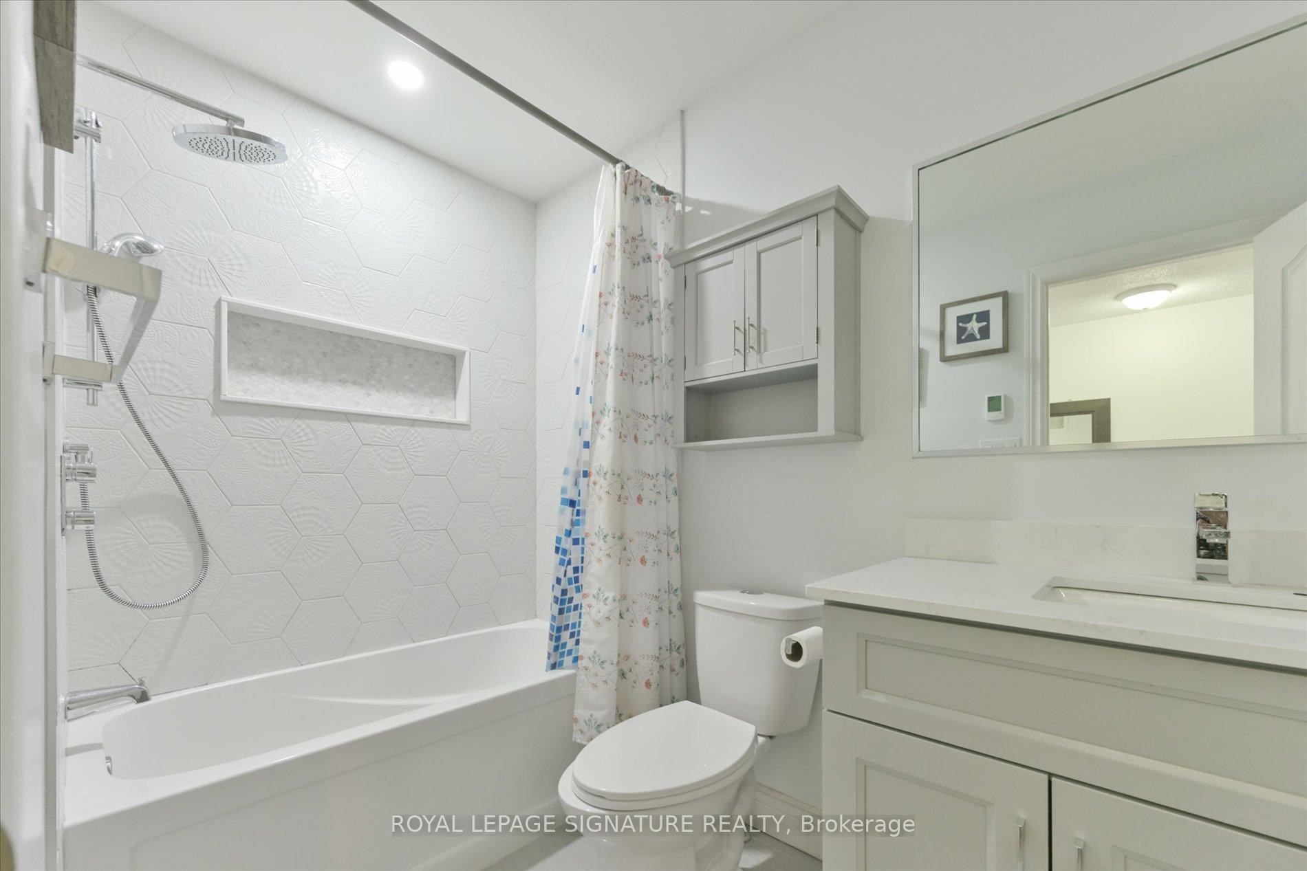 11-435 Hensal Circle, Mississauga, ON - Indoor Photo Showing Bathroom