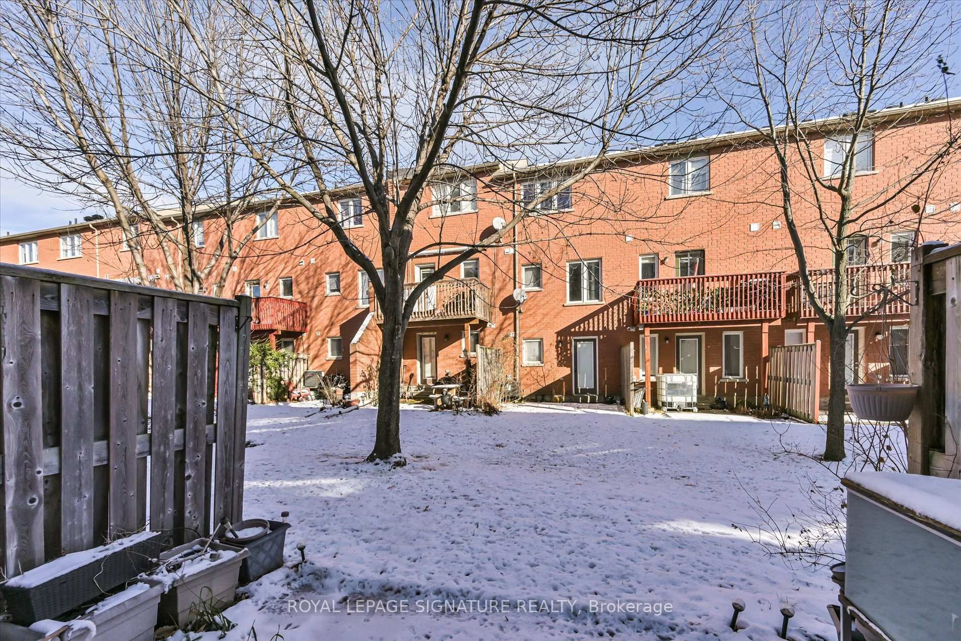 11-435 Hensal Circle, Mississauga, ON - Outdoor