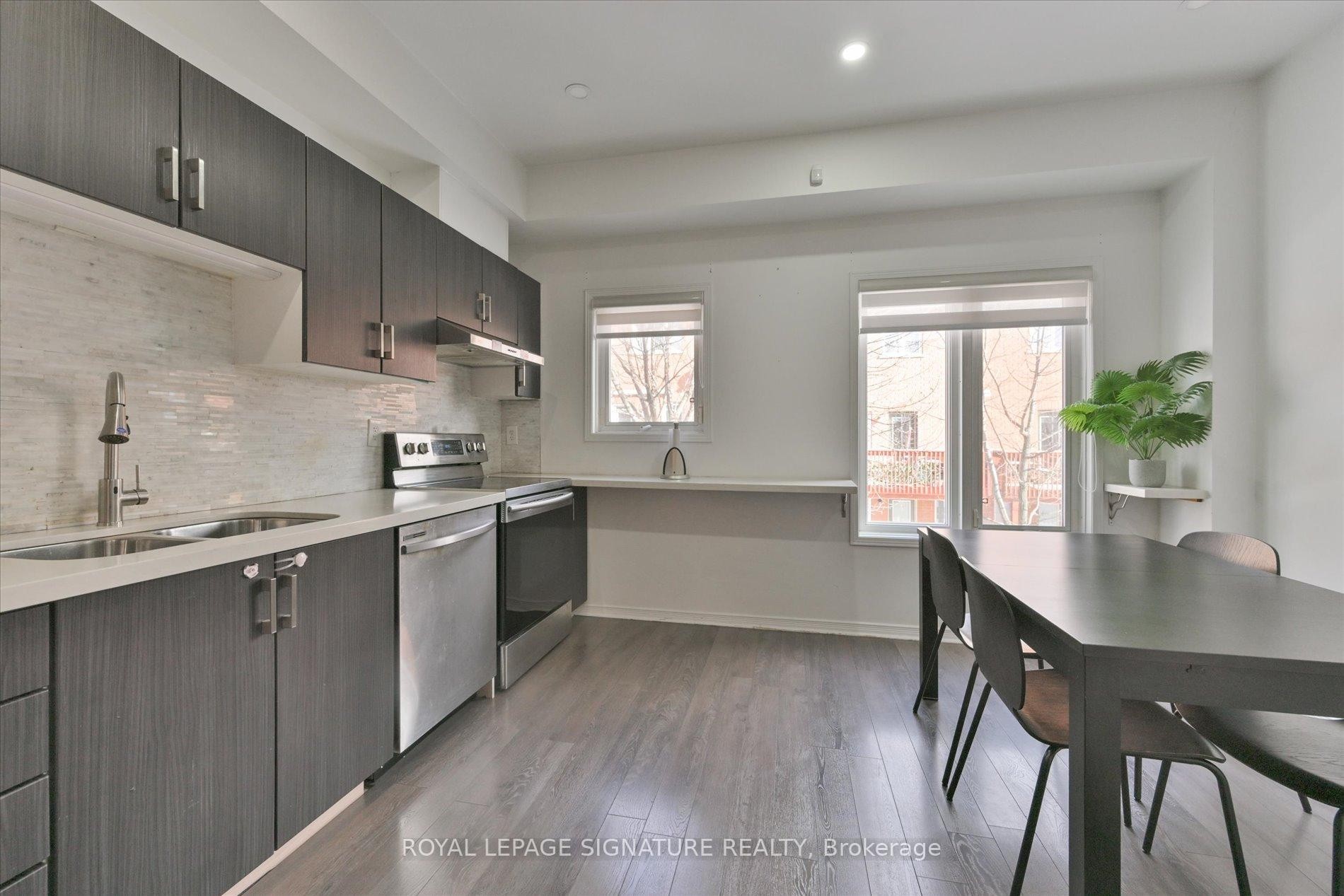11-435 Hensal Circle, Mississauga, ON - Indoor Photo Showing Kitchen With Double Sink