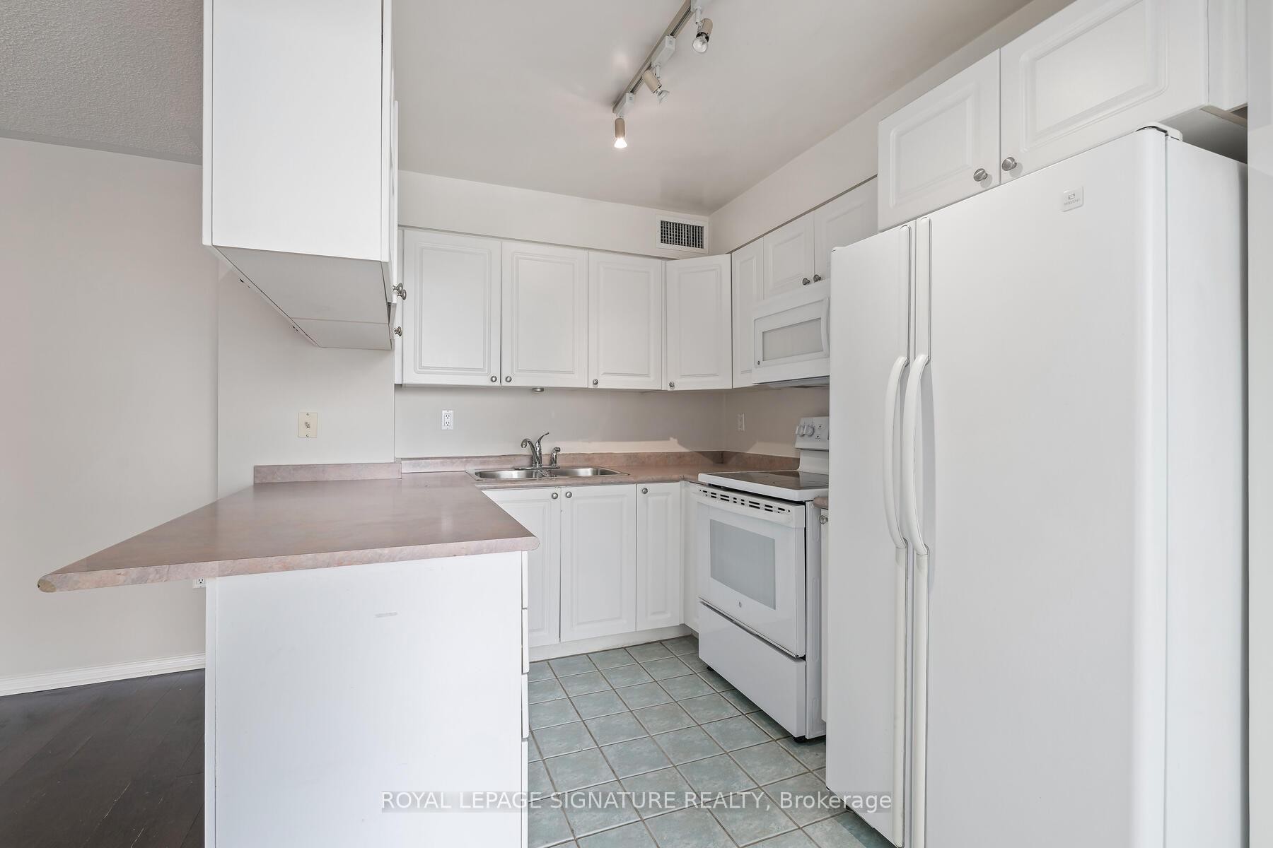 606-887 Bay Street, Toronto, ON - Indoor Photo Showing Kitchen With Double Sink