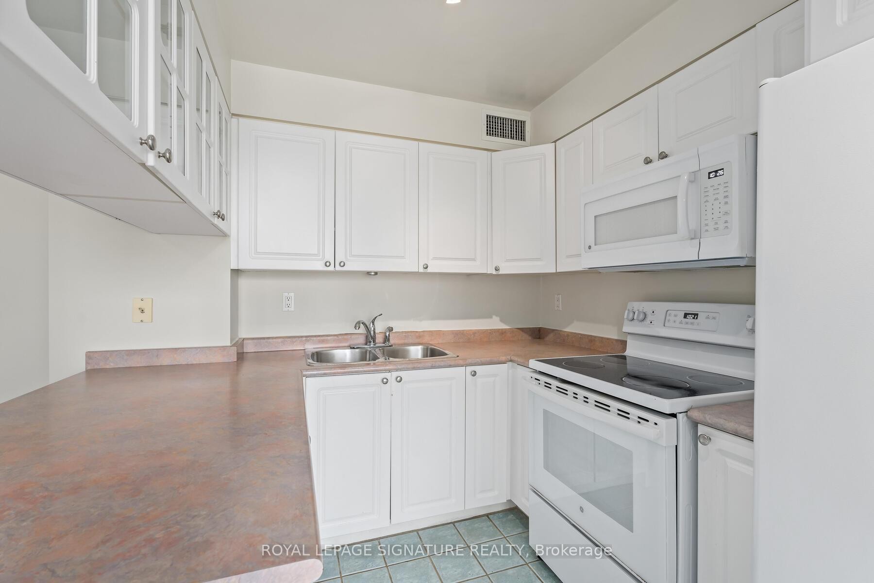606-887 Bay Street, Toronto, ON - Indoor Photo Showing Kitchen With Double Sink