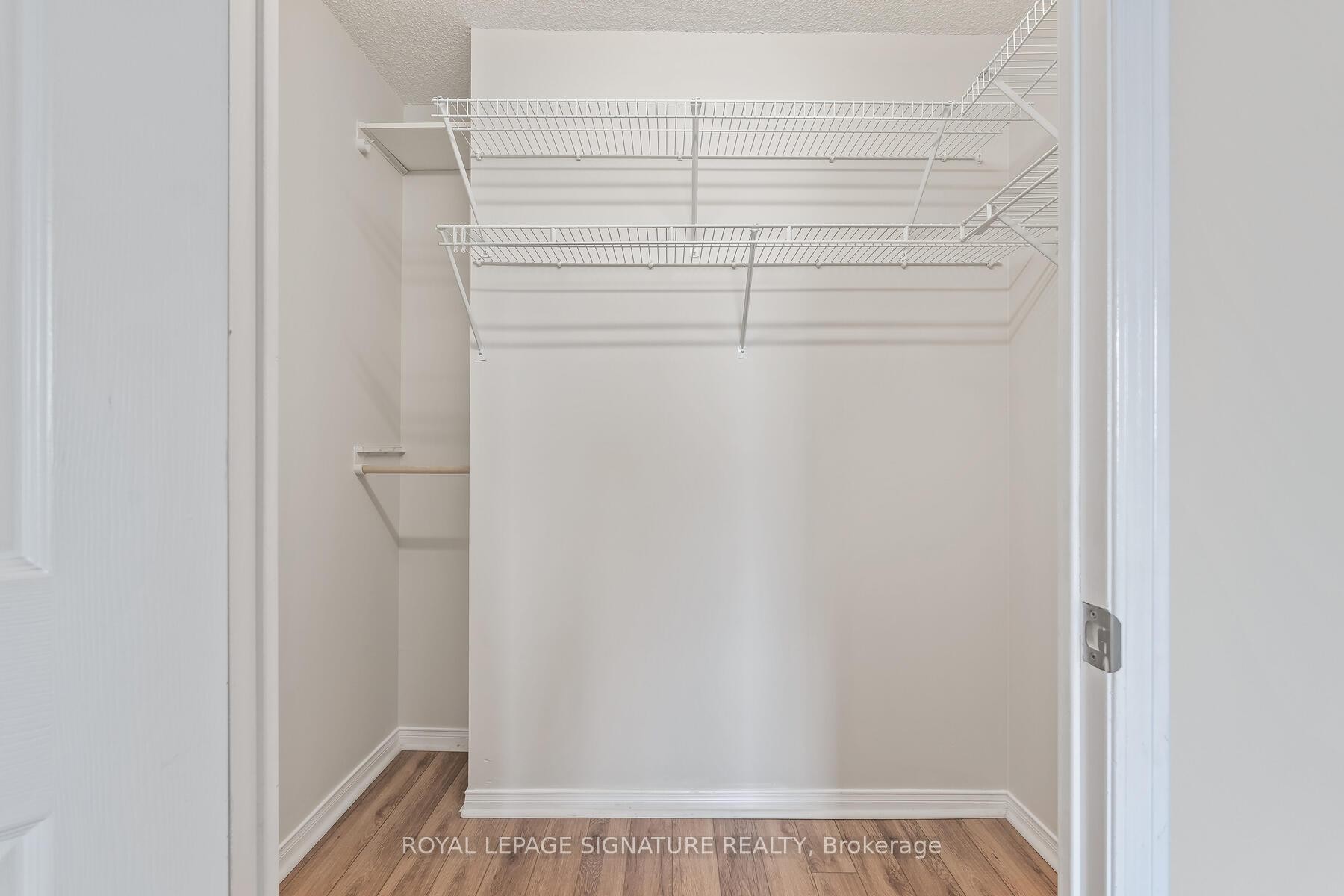 606-887 Bay Street, Toronto, ON - Indoor With Storage