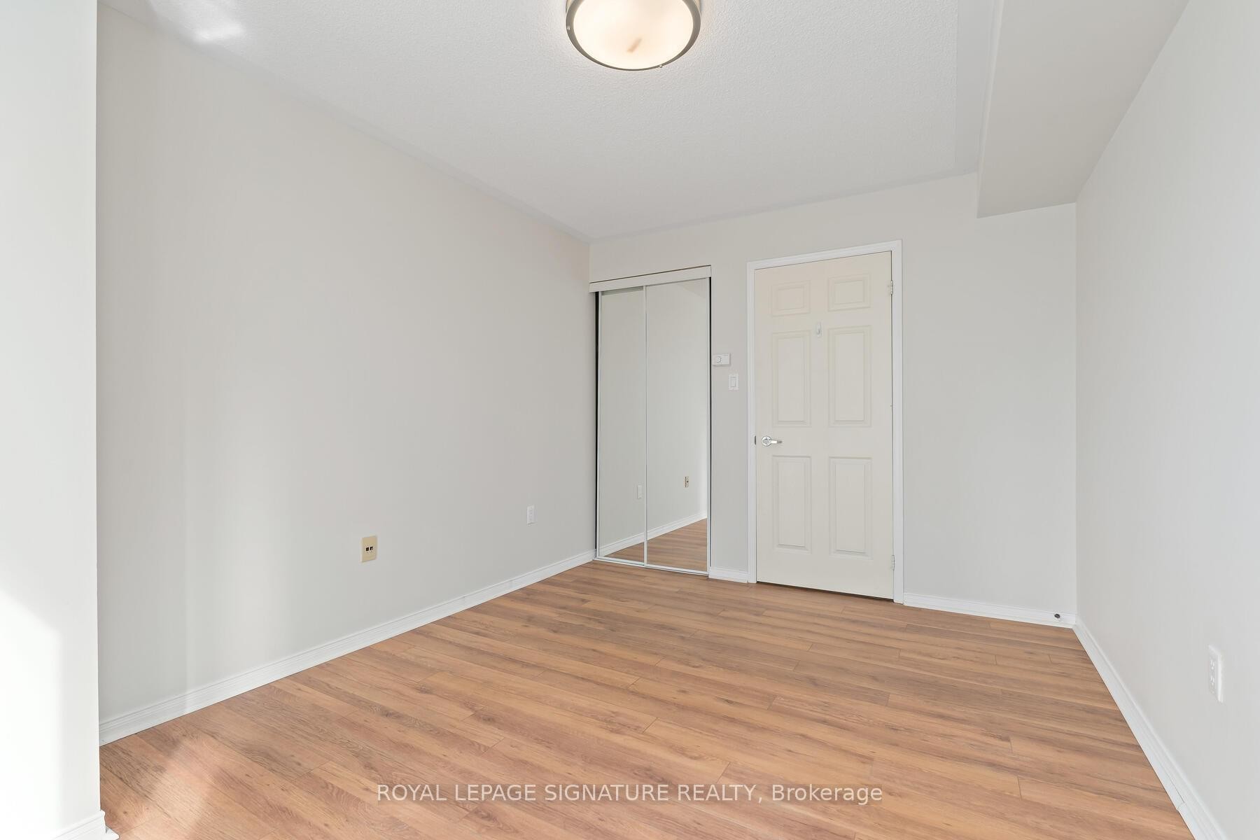 606-887 Bay Street, Toronto, ON - Indoor Photo Showing Other Room