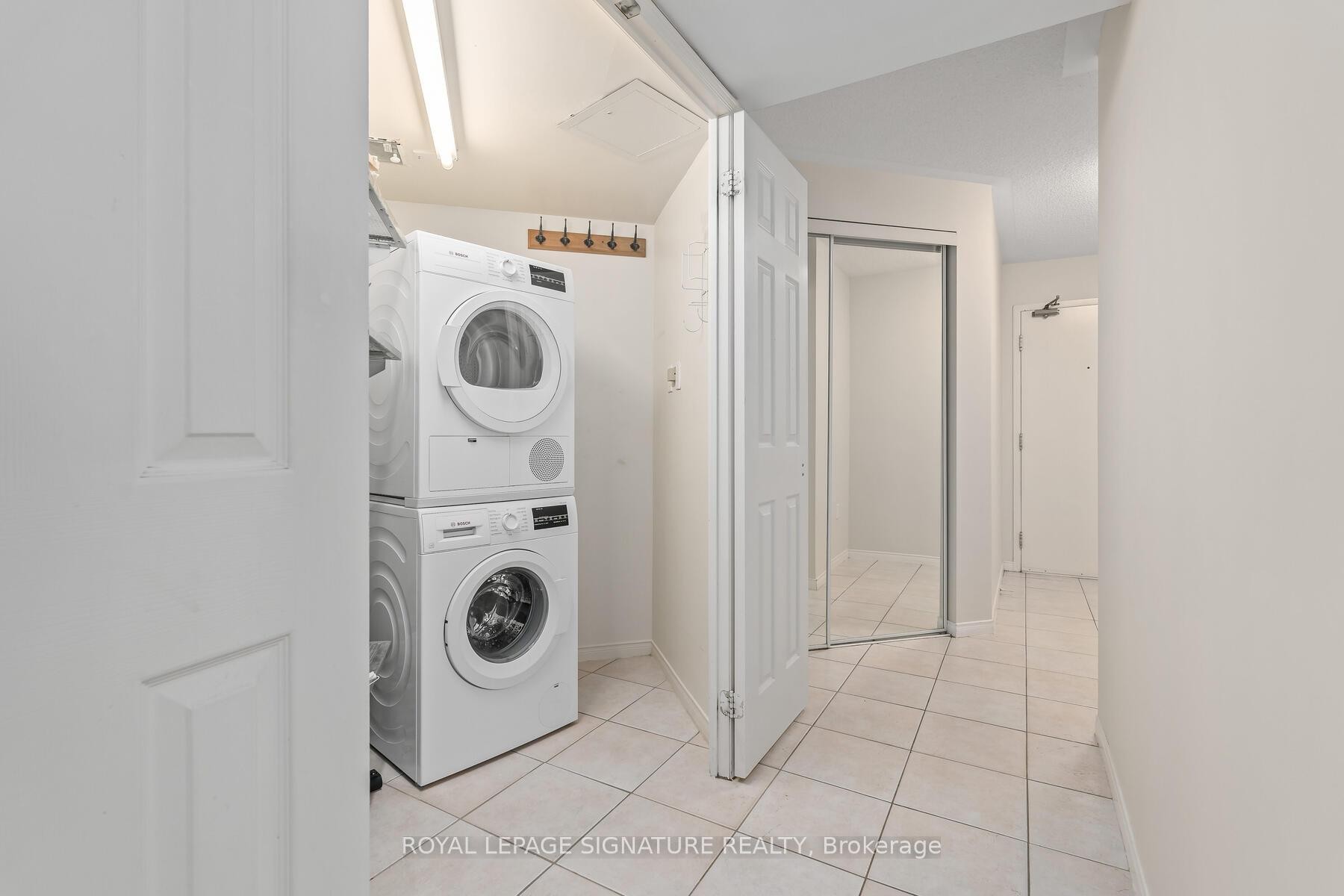 606-887 Bay Street, Toronto, ON - Indoor Photo Showing Laundry Room