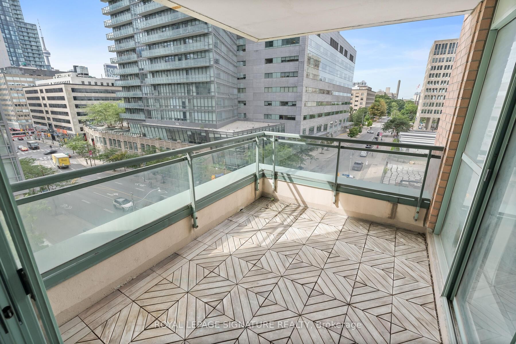 606-887 Bay Street, Toronto, ON - Outdoor