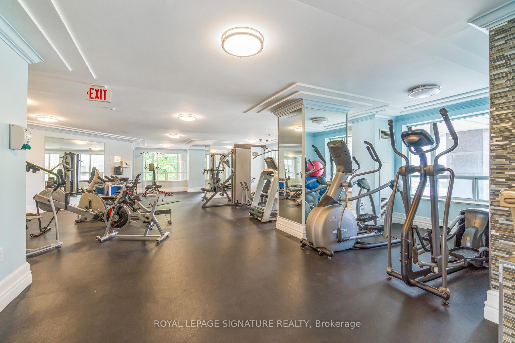 606-887 Bay Street, Toronto, ON - Indoor Photo Showing Gym Room