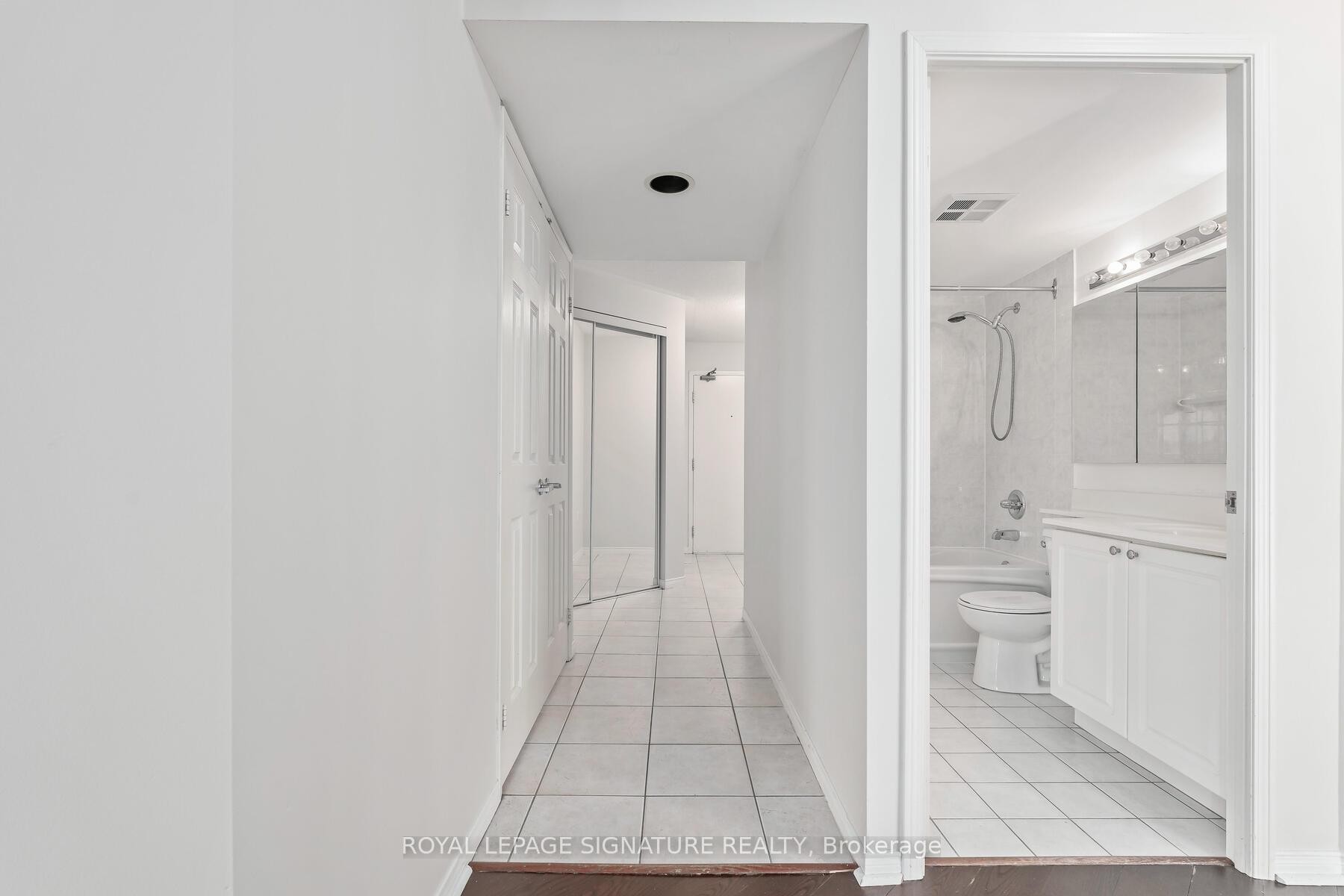 606-887 Bay Street, Toronto, ON - Indoor Photo Showing Bathroom