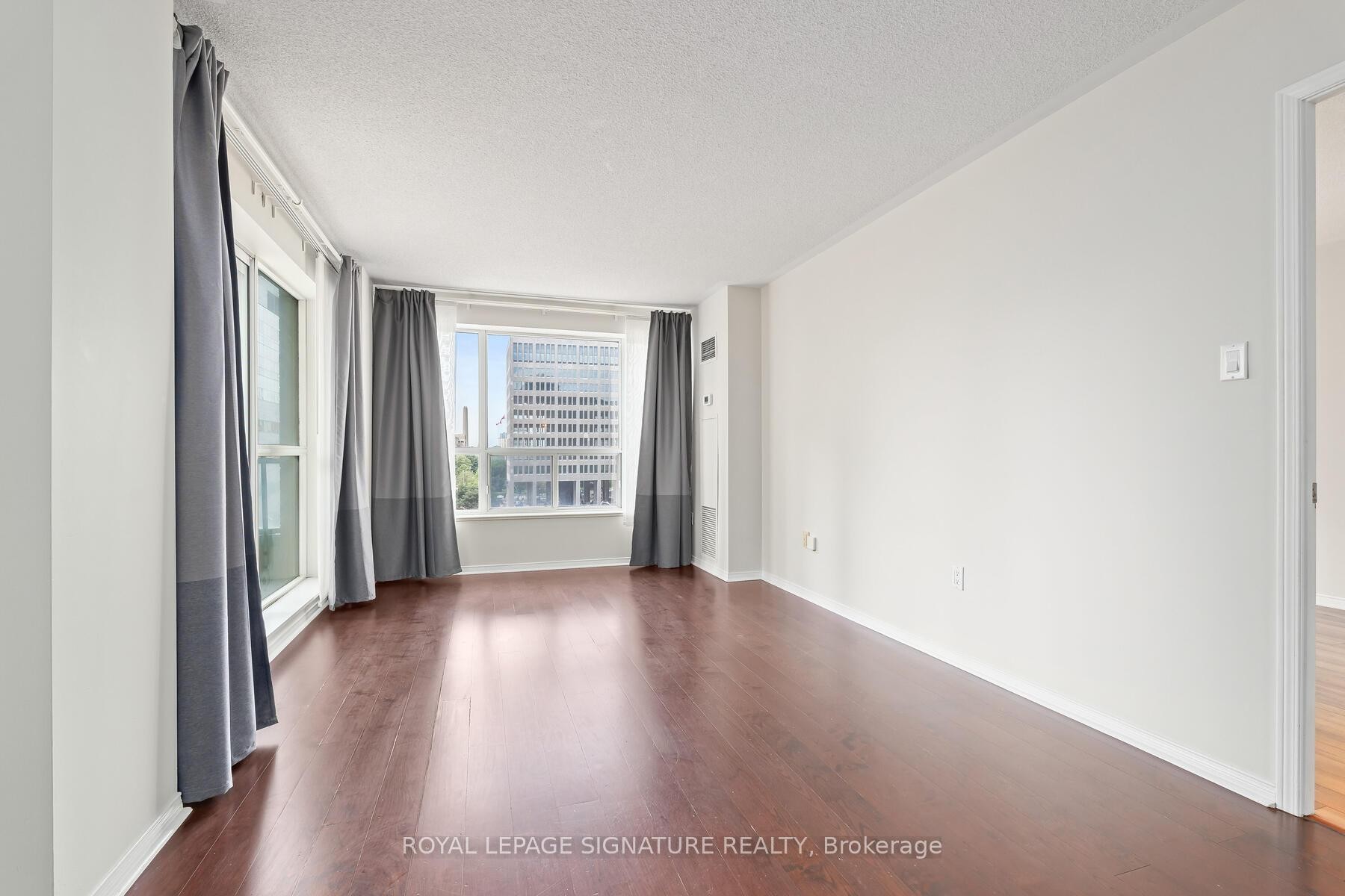 606-887 Bay Street, Toronto, ON - Indoor Photo Showing Other Room