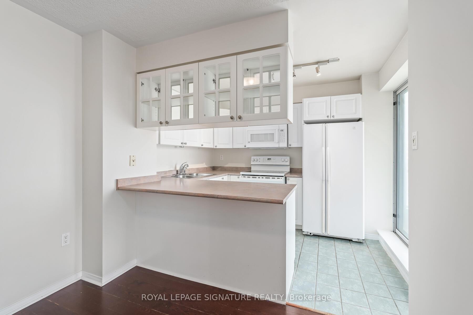 606-887 Bay Street, Toronto, ON - Indoor