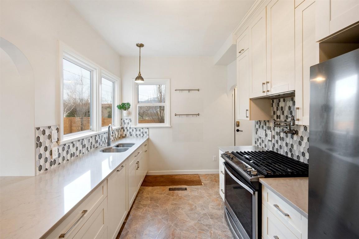824 Road 2, Oliver, BC - Indoor Photo Showing Kitchen With Double Sink With Upgraded Kitchen