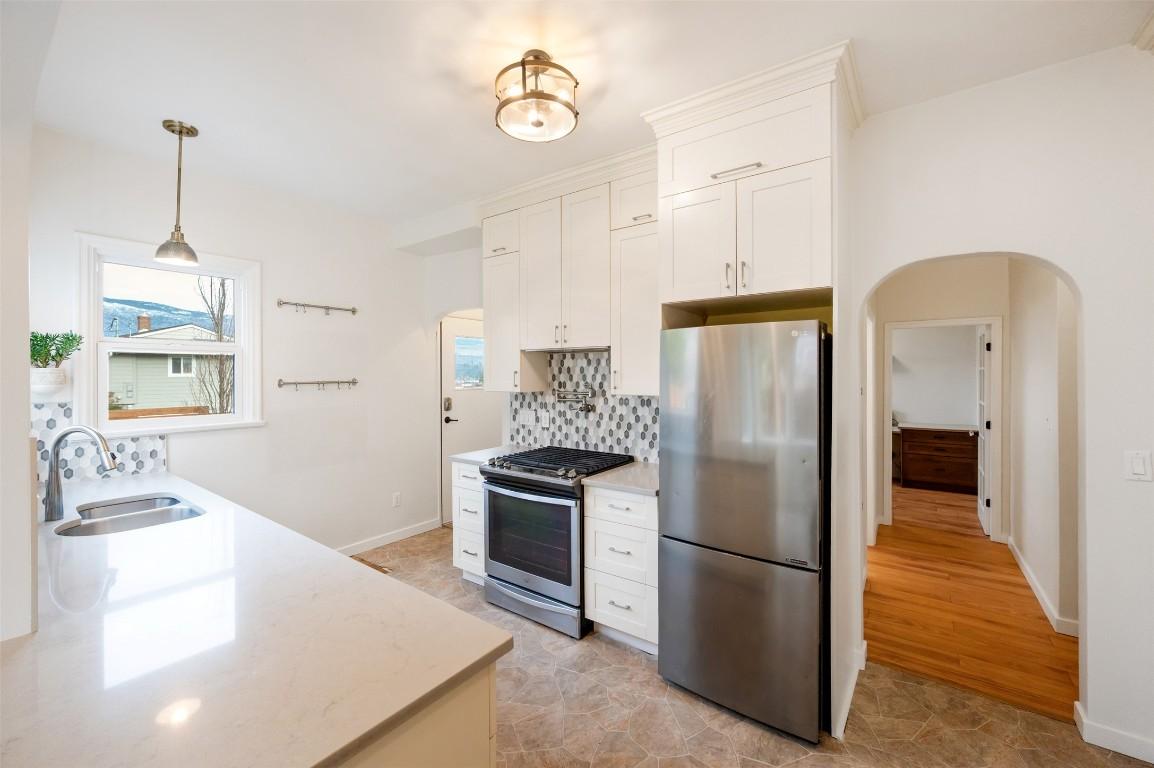 824 Road 2, Oliver, BC - Indoor Photo Showing Kitchen With Double Sink